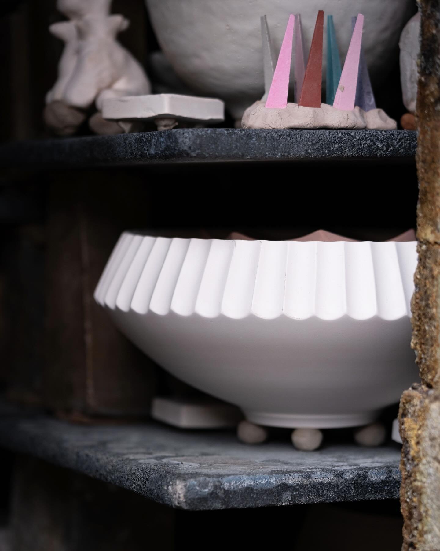 A fluted serving bowl with a faceted bowl nestled in its interior, which will hopefully create some interesting flashing and wood ash patterns! Yesterday was the final day of loading the @theokidokistudio anagama kiln and today begins the firing proc