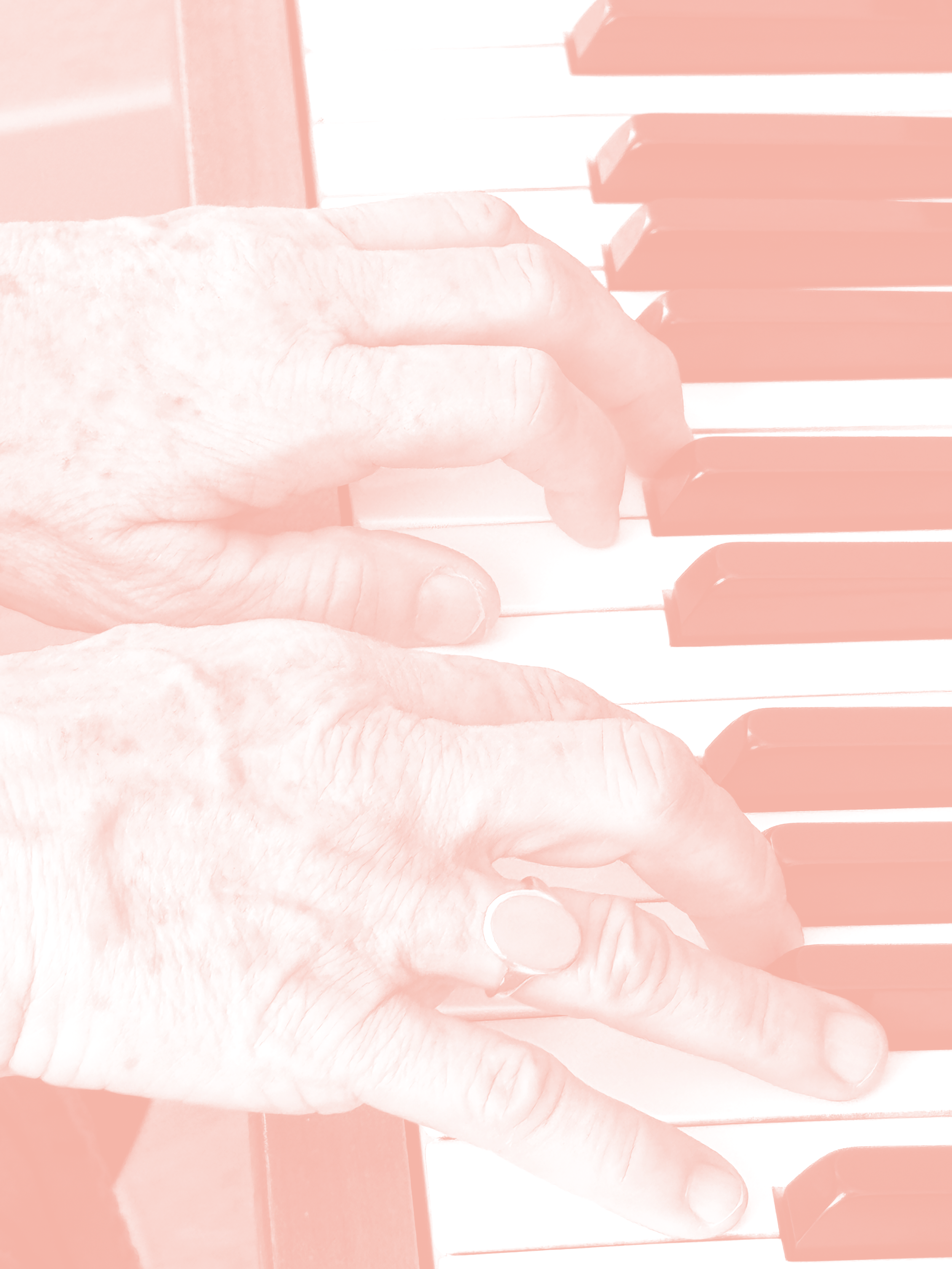 Ein Mineralton in einem klaren, gläsernen Becher mit roter Flüssigkeit