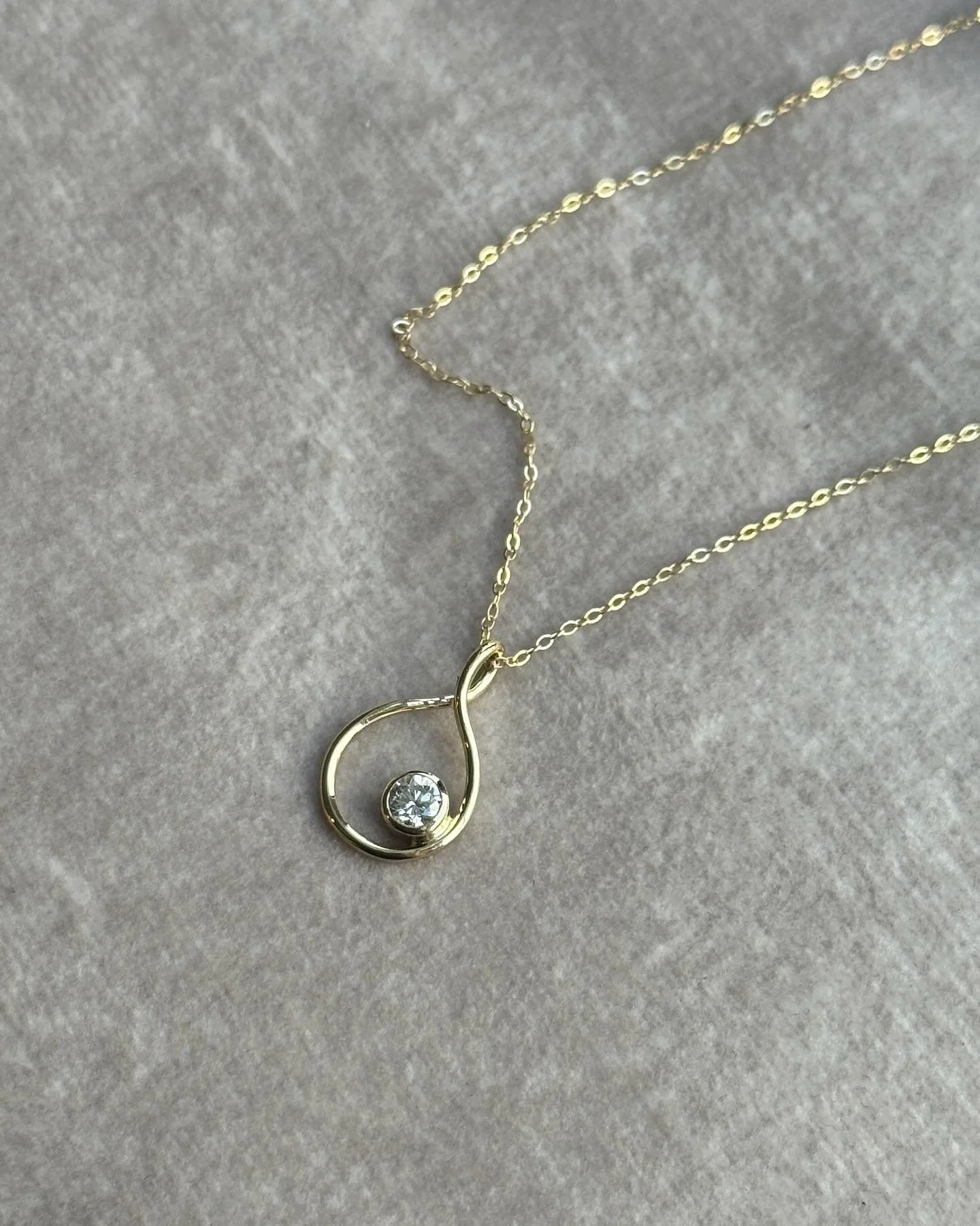 B&oslash;lget guldvedh&aelig;ng, hvor jeg genbrugte diamanten fra et smykke hun ikke l&aelig;ngere brugte 💎 Altid en god id&eacute;.