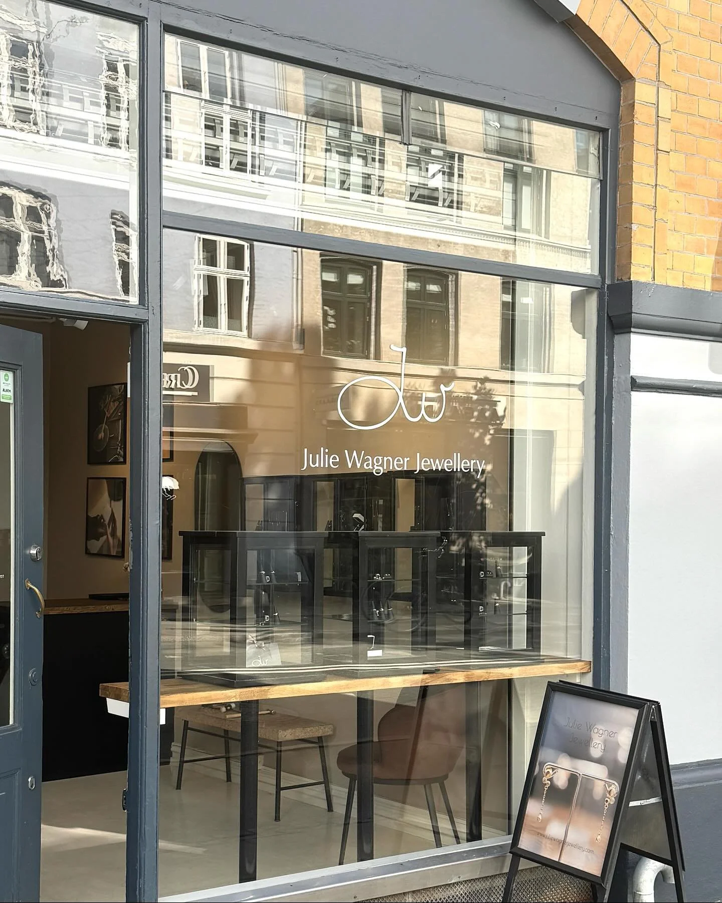 Efter et par ugers sommerferie er jeg tilbage i butikken og ved v&aelig;rkstedet igen! 
Der ligger allerede en masse sp&aelig;ndende opgaver og venter p&aring; mig, s&aring; jeg har gl&aelig;det mig til at komme i gang 💫

Udover de personlige opgave