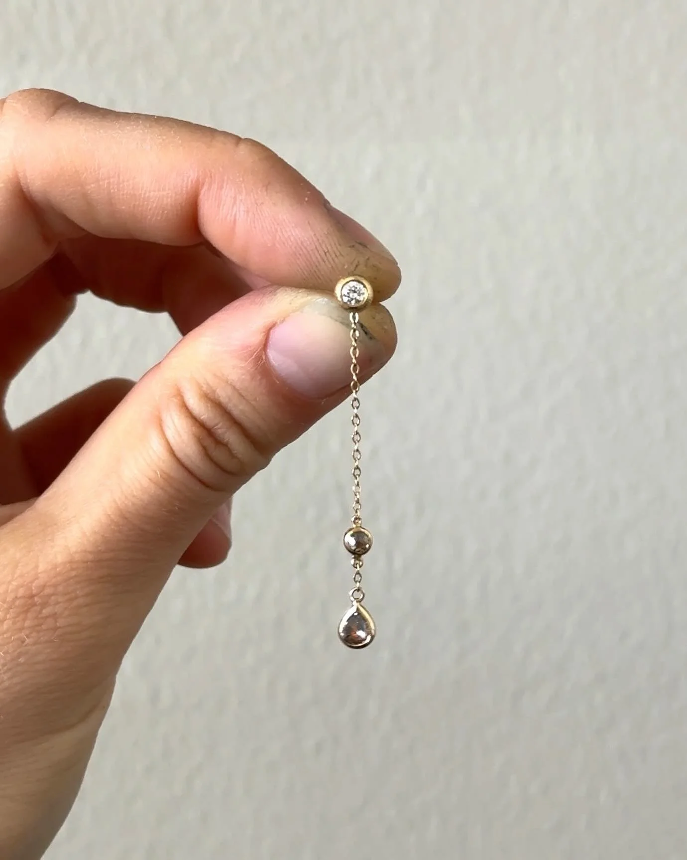 Lige nu er jeg i gang med at lave flere af de her sm&aring; k&aelig;devedh&aelig;ng, som fx kan s&aelig;ttes p&aring; &oslash;restikker og give et nyt udtryk ✨ 

Jeg laver dem i forskellige l&aelig;ngder og med fx diamanter og sm&aring; tahitiperler.