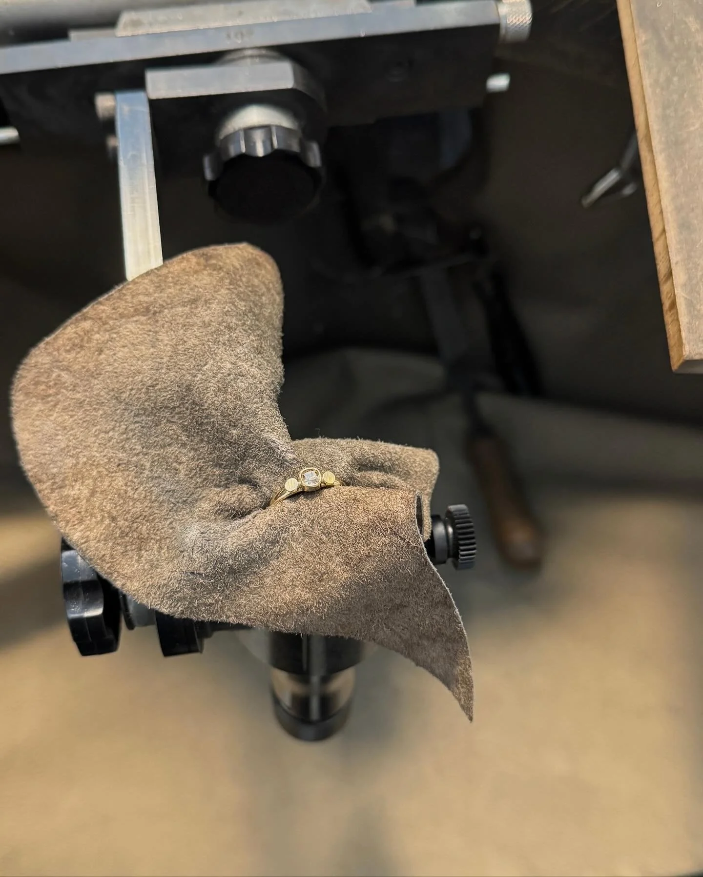 Jeg har haft travlt i v&aelig;rkstedet, men vil forts&aelig;tte med at dele lidt mere af, hvad der foreg&aring;r herinde. ✨⁠
⁠
Her er et lille glimt fra de seneste uger. Masser af tid ved arbejdsbordet, nye opgaver og rolige dage i v&aelig;rkstedet. 