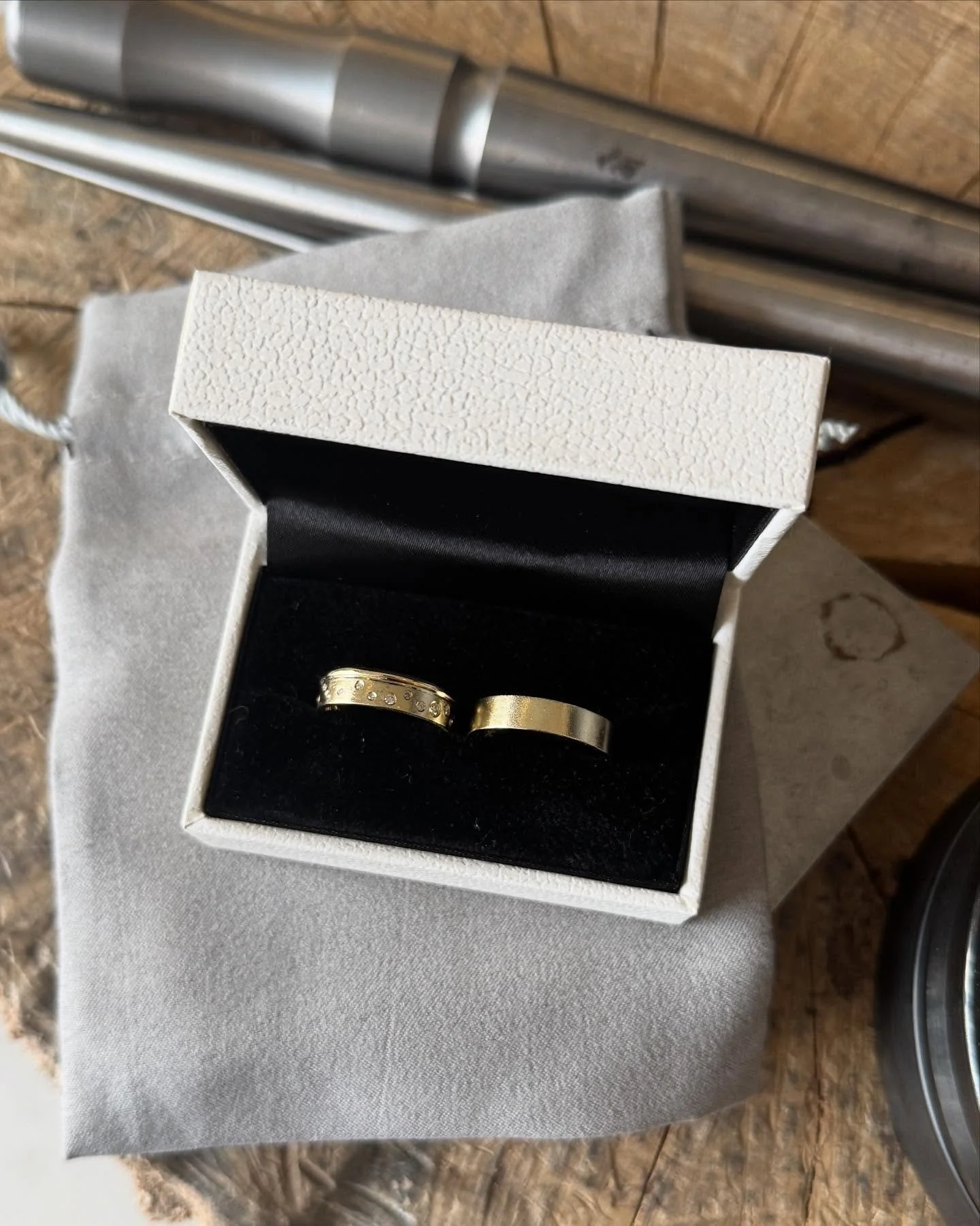 Vielsesringe lavet i deres eget guld med diamanter fra deres tidligere smykker.⁠
⁠
I weekenden sagde de ja til hinanden og ringene kunne endelig tages i brug. ✨