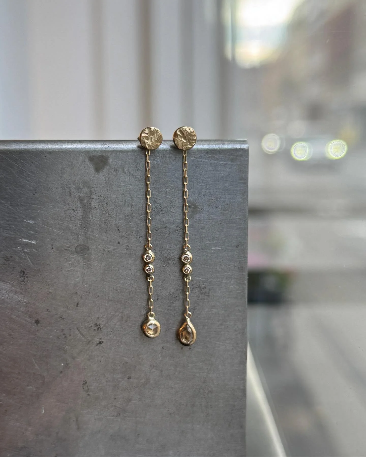 En lille forandring ✨⁠
⁠
Udgangspunktet var et s&aelig;t k&aelig;der jeg tidligere havde lavet. Vi rykkede rundt p&aring; diamanterne og tilf&oslash;jede nogle flere, s&aring; de fik et nyt og mere levende udtryk.