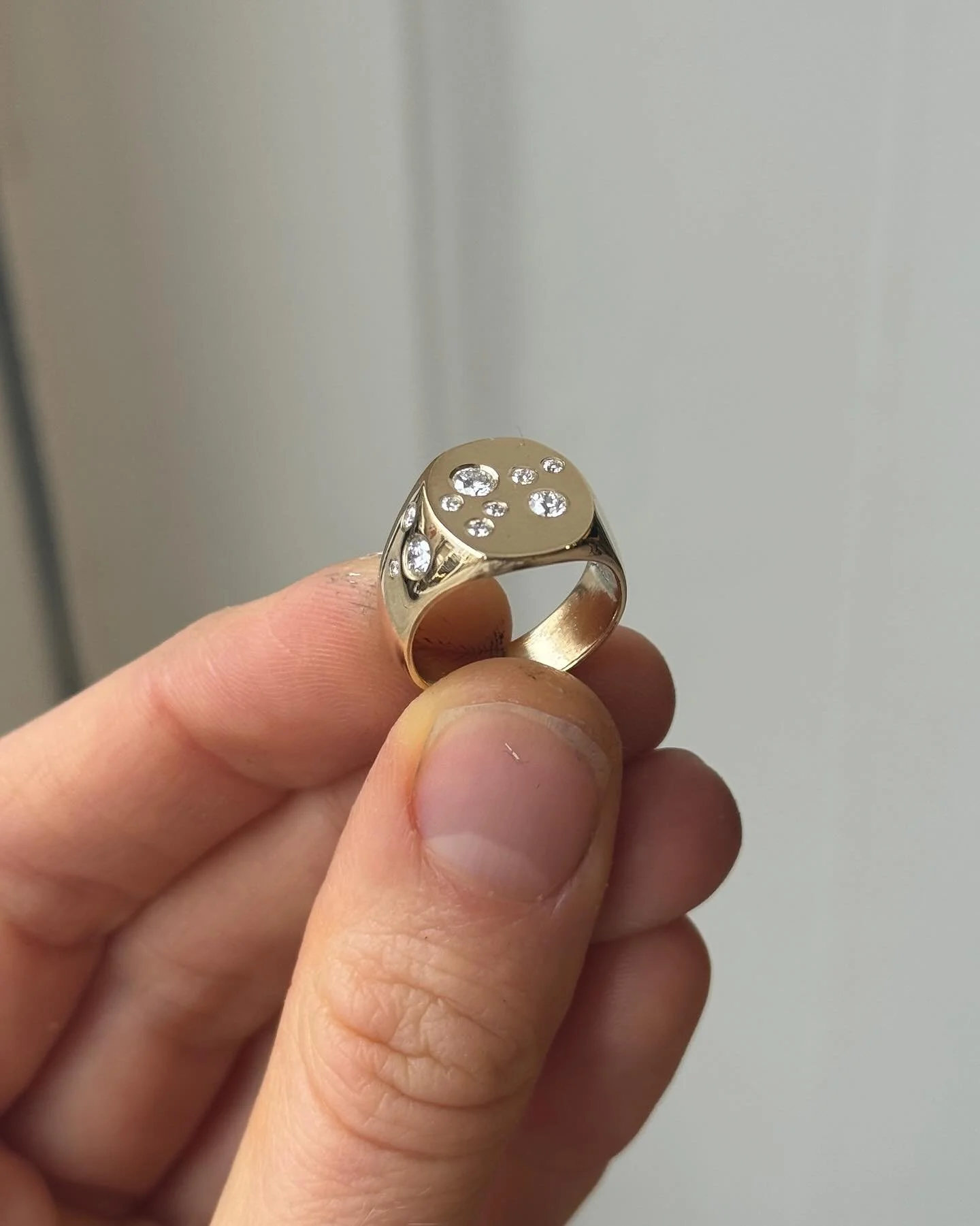 En smuk signetring med et nyt udtryk. 💎⁠
⁠
Jeg har sat diamanter i hendes egen ring &ndash; nogle kom fra gamle smykker, og resten fandt vi sammen, s&aring; balancen mellem stenene f&oslash;ltes helt rigtig. 💎