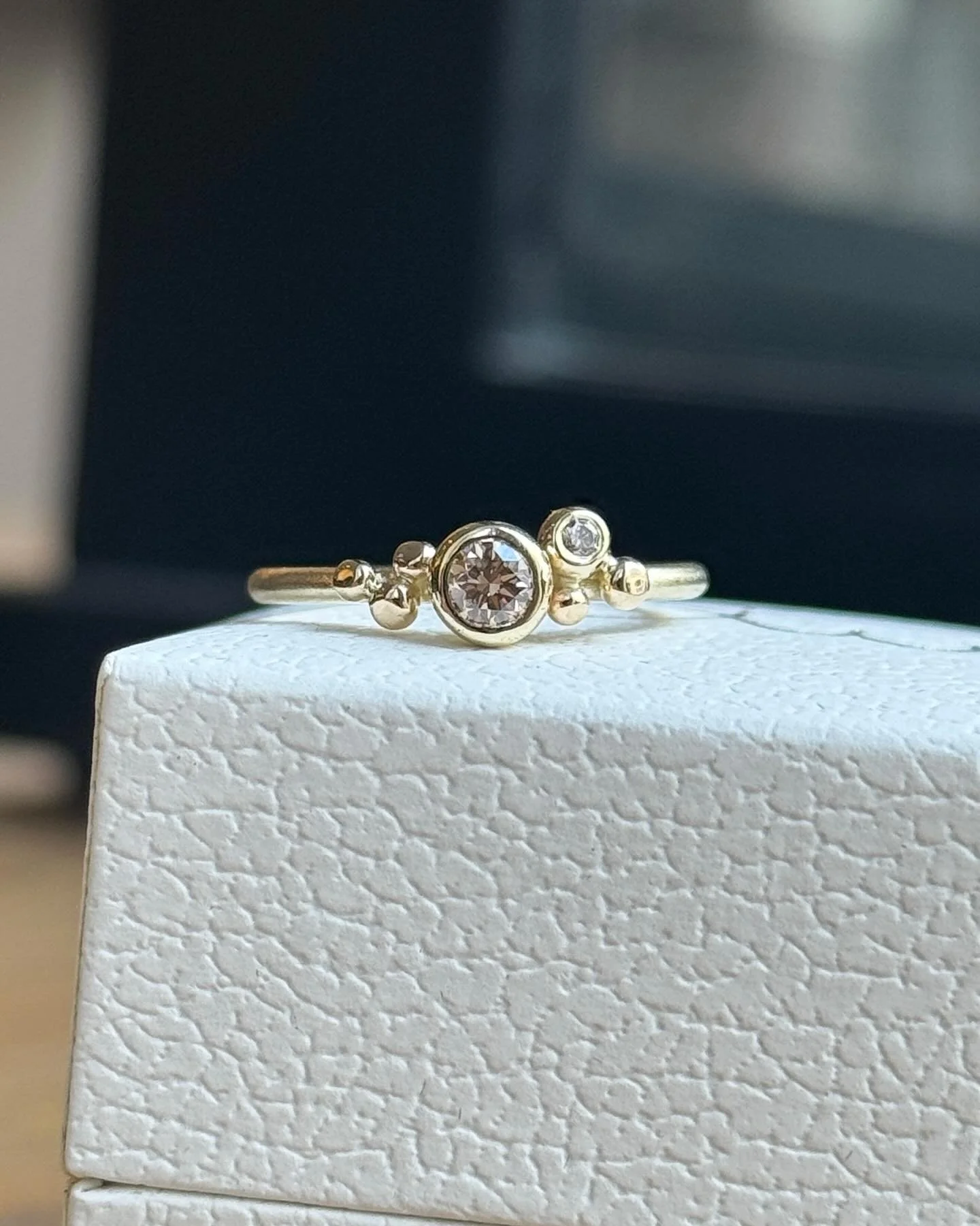 En af de seneste forlovelsesringe fra v&aelig;rkstedet 💍⁠
Jeg ved, at den nu sidder fint p&aring; en finger derude ✨
⁠
Designet tog udgangspunkt i et af mine tidligere smykker, med en lille &aelig;ndring, s&aring; den blev helt rigtig til hans nu fo