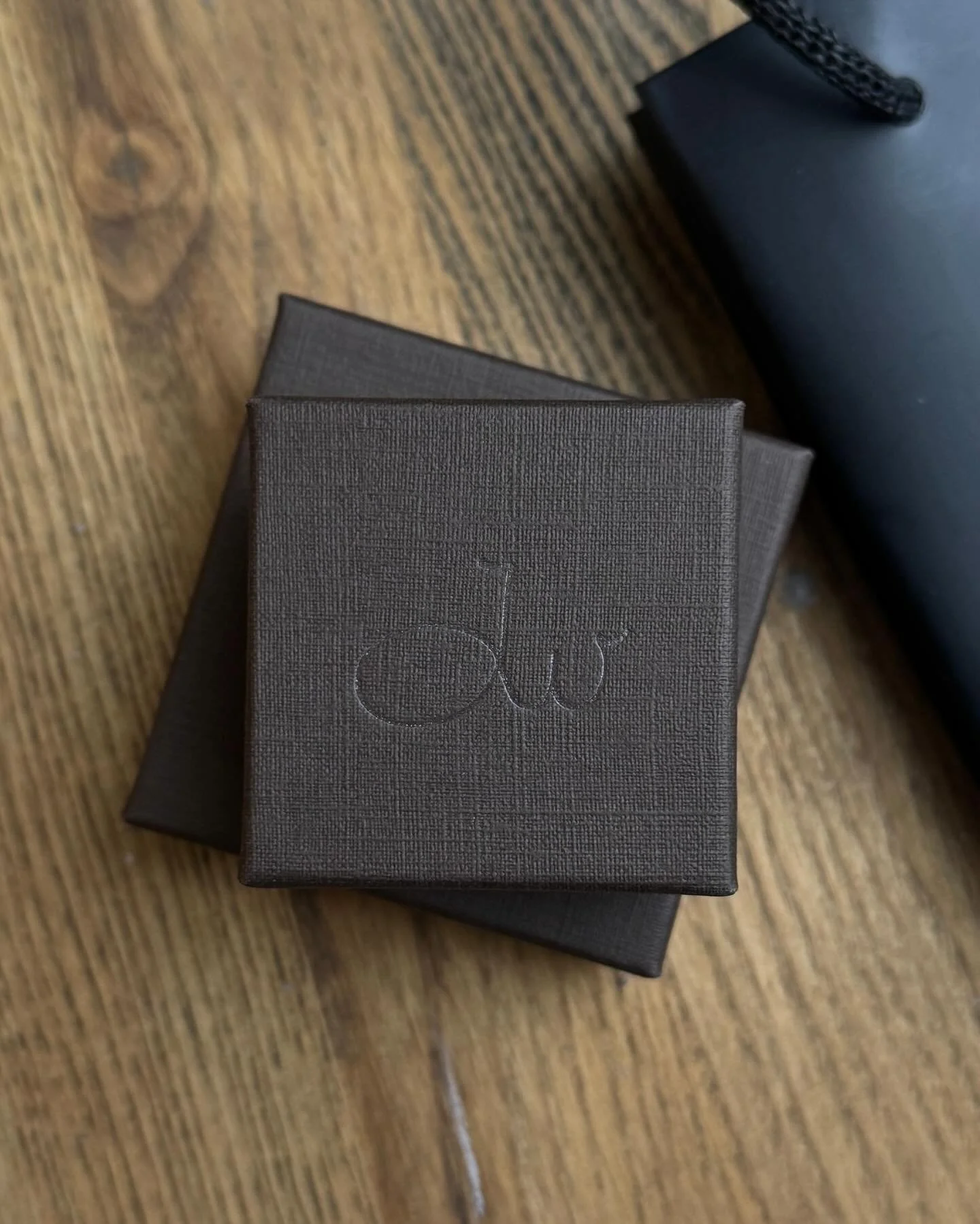 Julen n&aelig;rmer sig nu, og jeg sidder allerede p&aring; v&aelig;rkstedet med julegaver og nyder tanken om de sm&aring; &aelig;sker, der snart skal pakkes ud juleaften.⁠
⁠
Hvis du g&aring;r med tanken om at &oslash;nske dig eller give et smykke i g