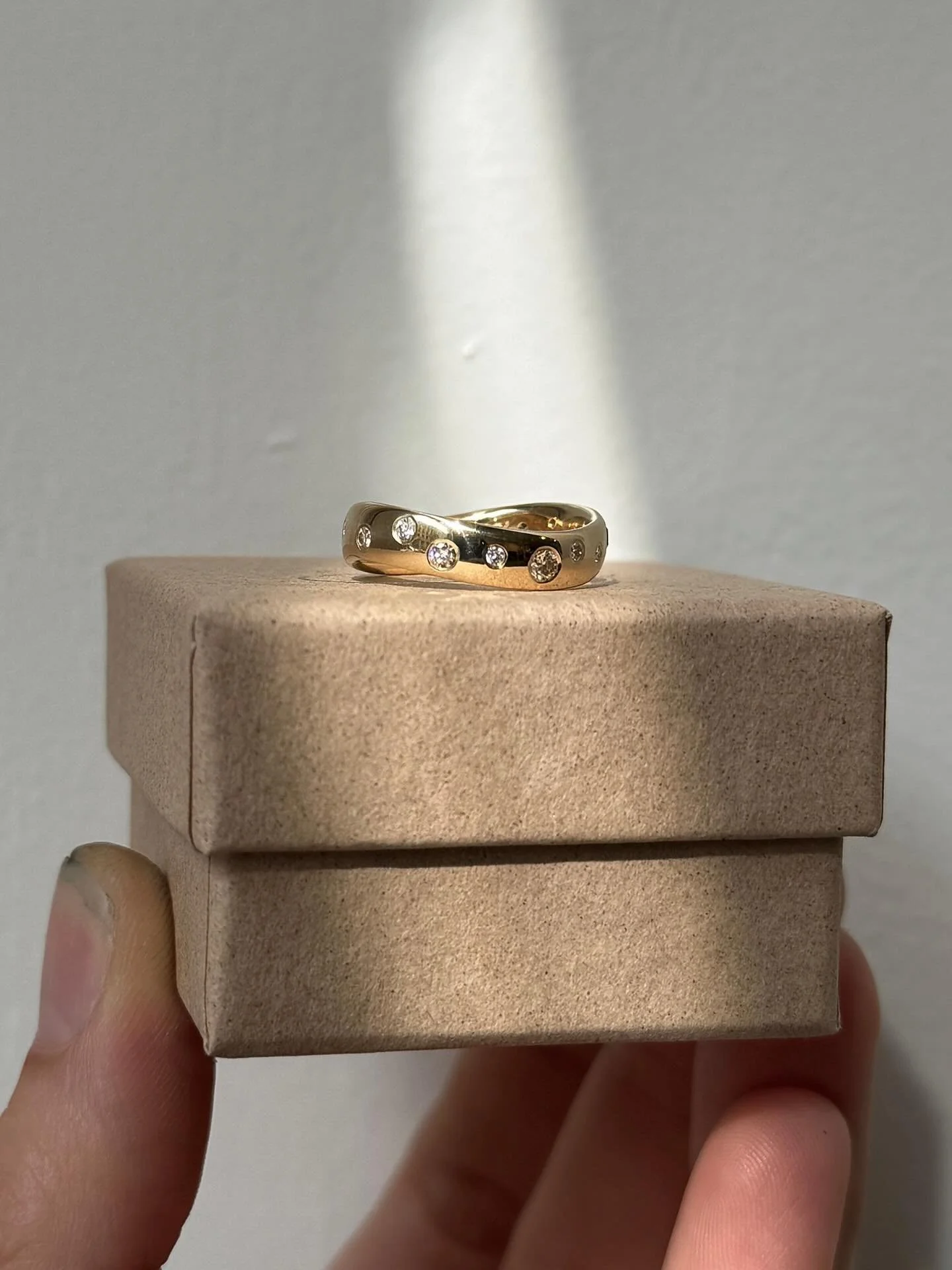 Delte lidt fra processen da jeg lavede denne her ring p&aring; v&aelig;rkstedet, men tror ikke at jeg fik vist det f&aelig;rdige resultat. Den ligger klar i butikken, og her er den ✨⁠
⁠
En bred wave ring i 18k guld, blank overflade og med b&aring;de 