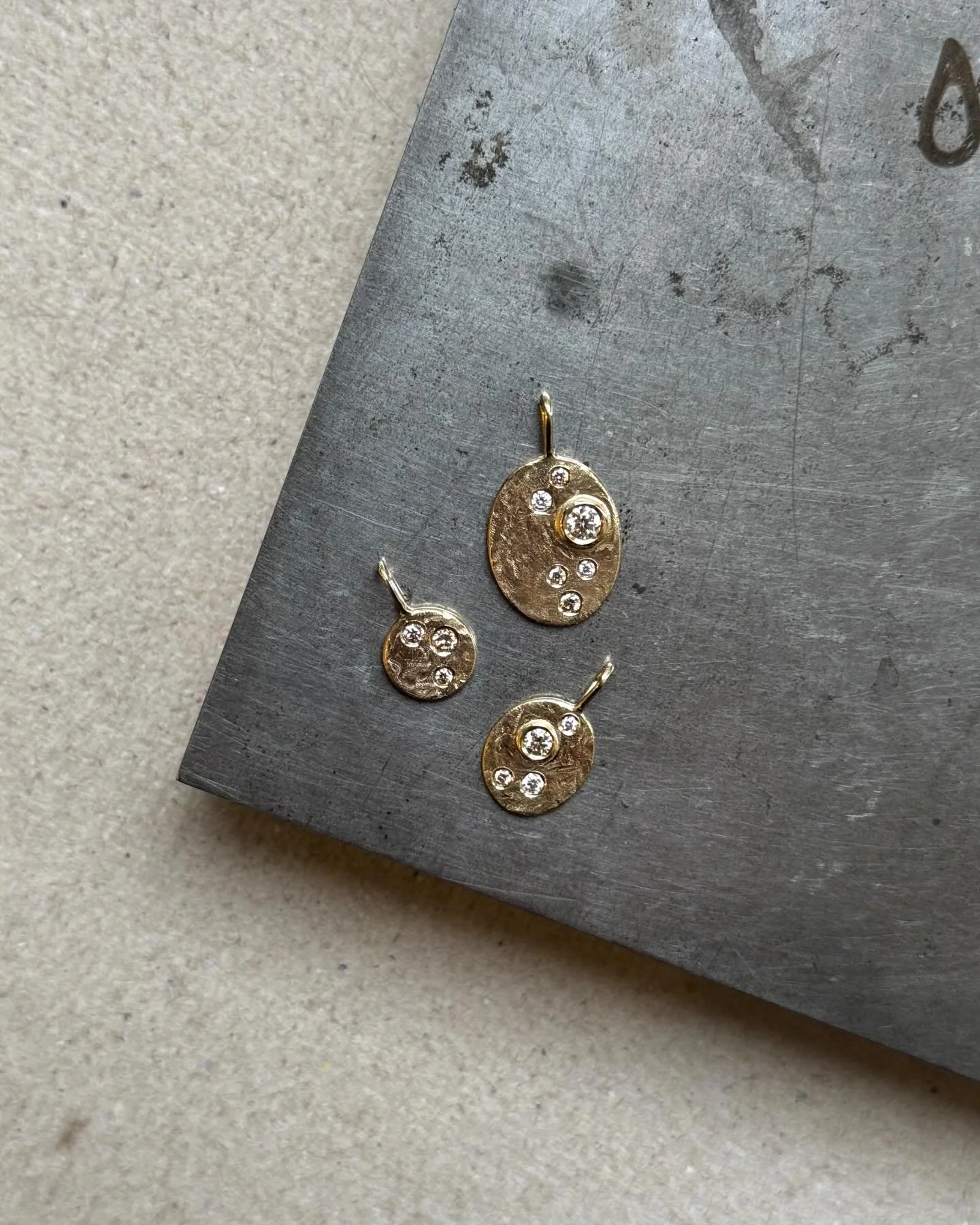 Tre nye vedh&aelig;ng fra v&aelig;rkstedet ✨⁠
⁠
Hver af dem i sin egen st&oslash;rrelse og med forskellige kombinationer af hvide og champagne diamanter.⁠
Alle tre er lavet i 18k guld og med samme struktur p&aring; overfladen, som g&aring;r igen i mi