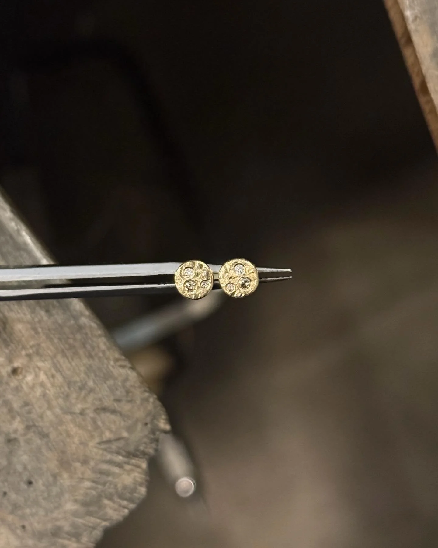 Sm&aring; guld &oslash;restikker i butikken - med et mix af hvide og champagne diamanter 💎