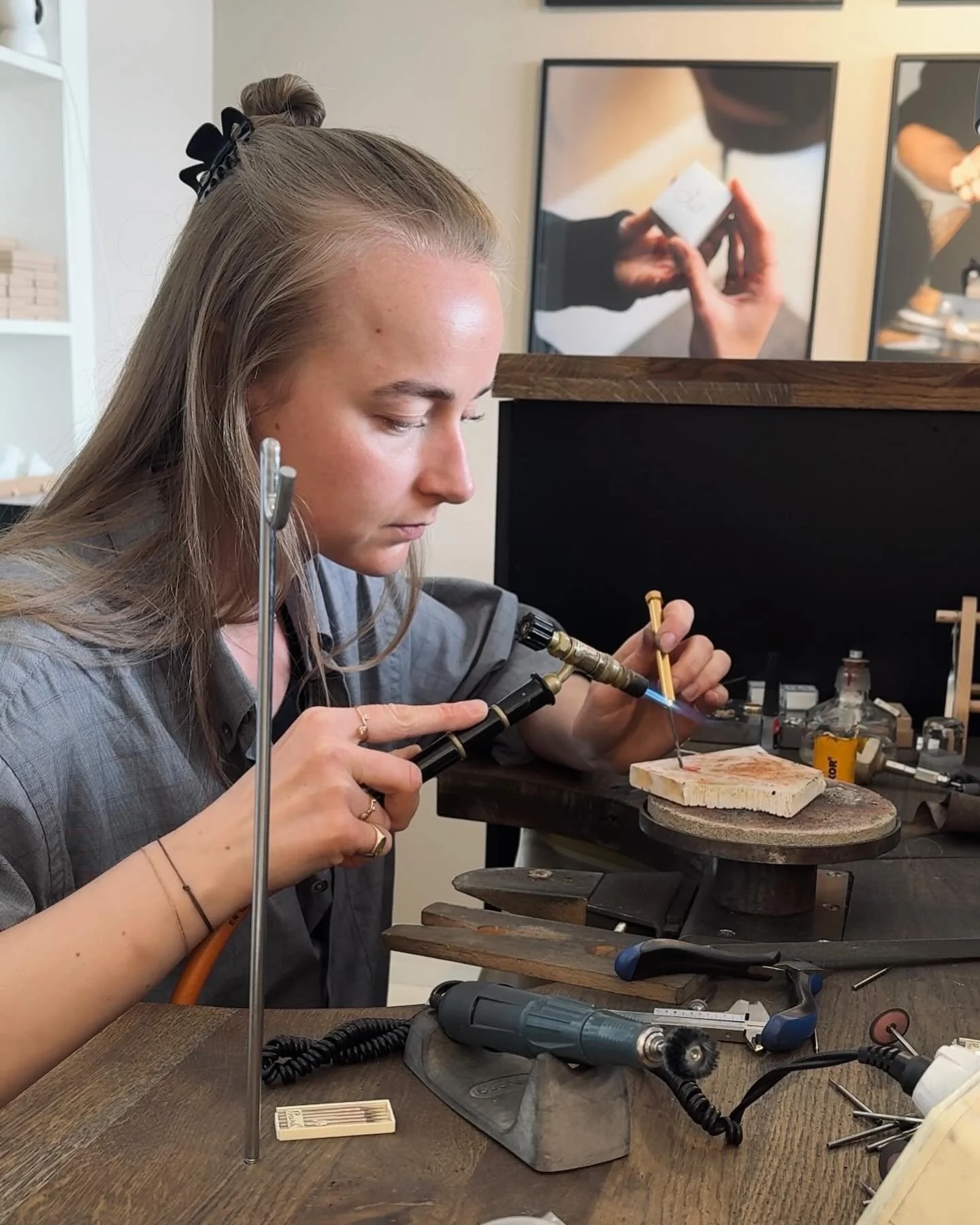 December er godt i gang, og julegaverne bliver stille og roligt gjort klar ✨⁠
⁠
Sidste dag for bestillinger som skal sendes er d. 19. december.⁠
⁠
Ellers er butikken &aring;ben frem til d. 23. december kl. 17, hvis du mangler det sidste under tr&aeli