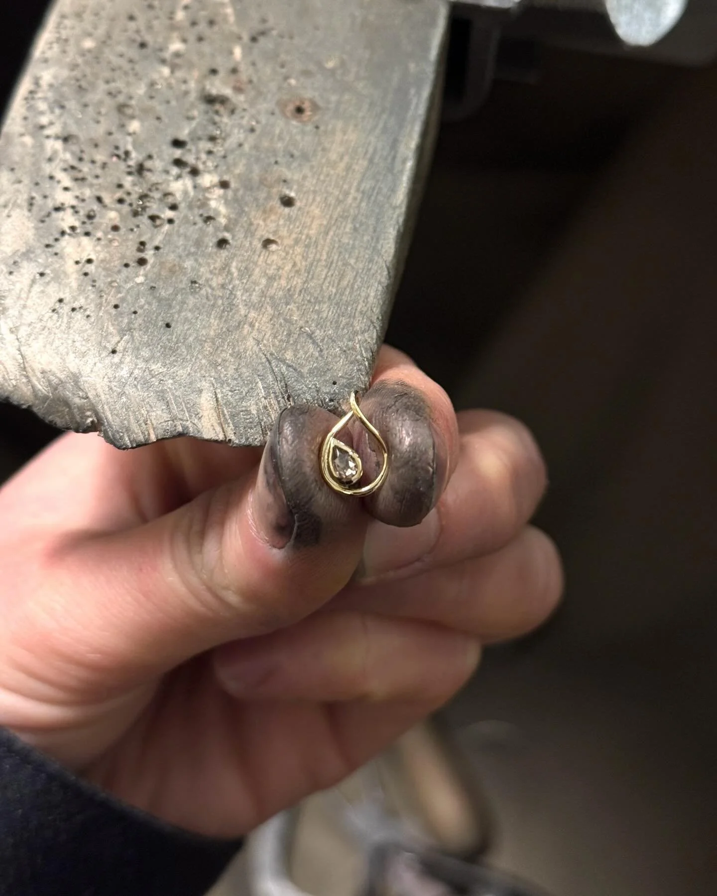 B&oslash;lget guld med dr&aring;beformet diamant 🤎