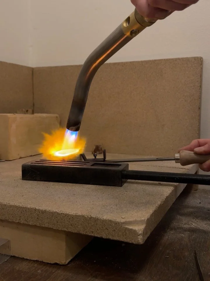 En lille del af processen - omsmeltning af gammelt guld p&aring; v&aelig;rkstedet 🔥