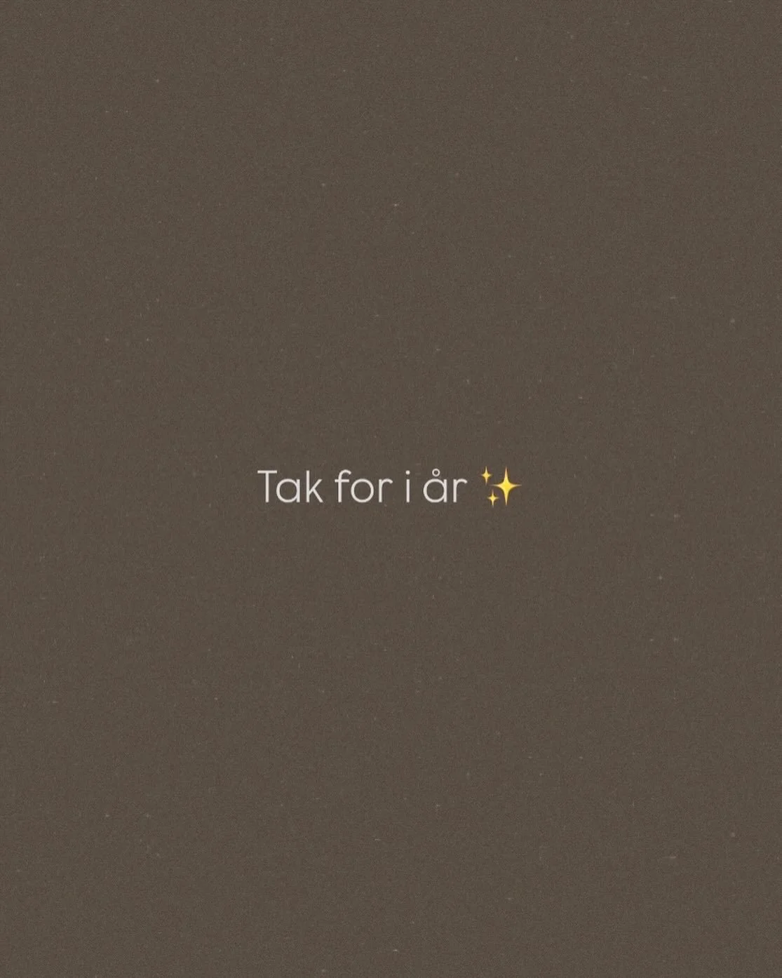 Godt nyt&aring;r til alle jer 🥂⁠
⁠
Tak for alle bes&oslash;gene i butikken og for tilliden. 
Jeg gl&aelig;der mig til igen at komme tilbage p&aring; v&aelig;rkstedet og lave smykker til jer.⁠
⁠
Jeg h&aring;ber at i kommer godt ind i det nye &aring;r