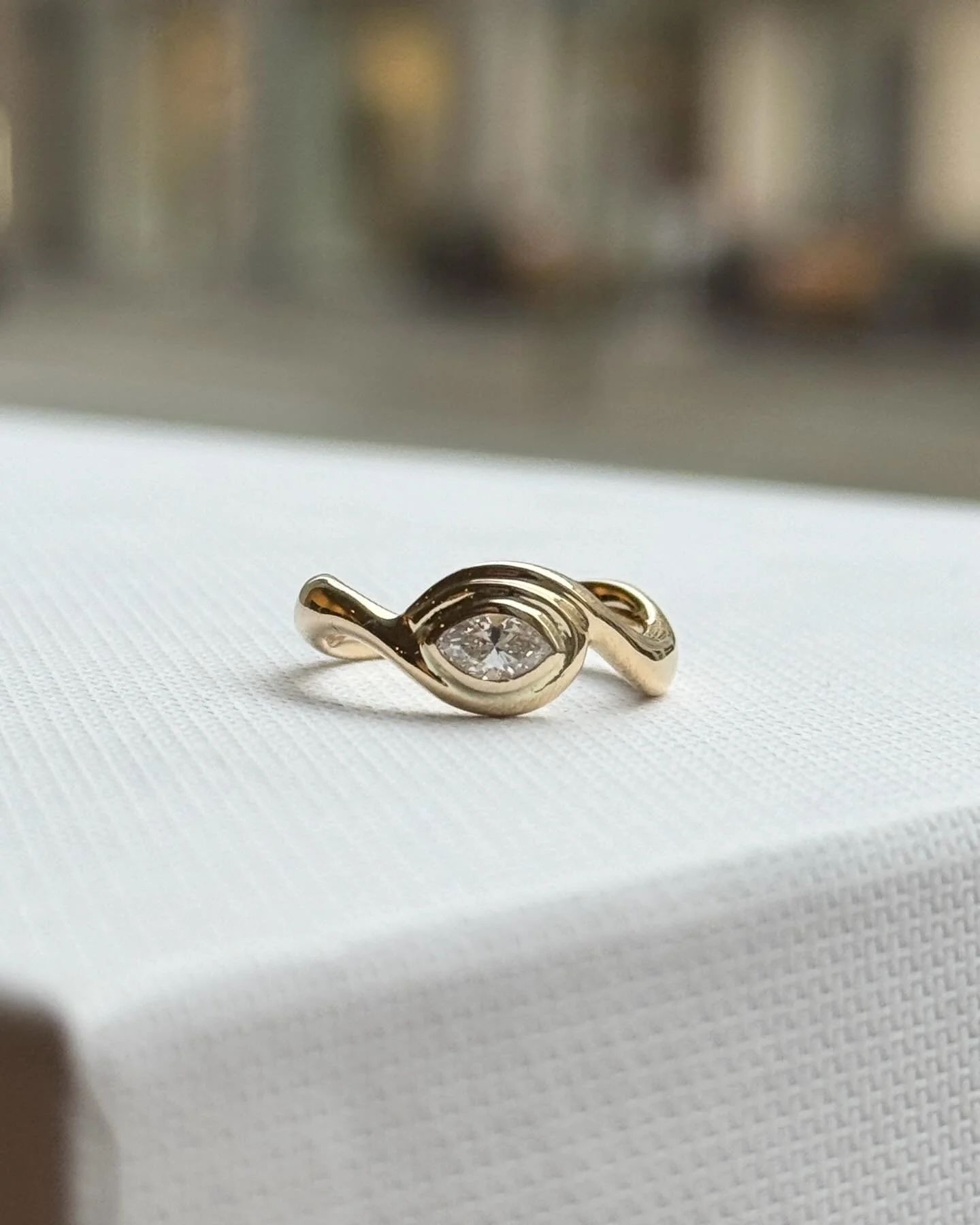 Et kig tilbage &ndash; og frem 💫⁠
⁠
Mange af de smykker jeg har p&aring; arbejdsbordet er specialbestillinger. 
Med udgangspunkt i samtaler, materialer og ofte smykker med historie.⁠
⁠
Det er noget af det, jeg gl&aelig;der mig mest til at arbejde vi