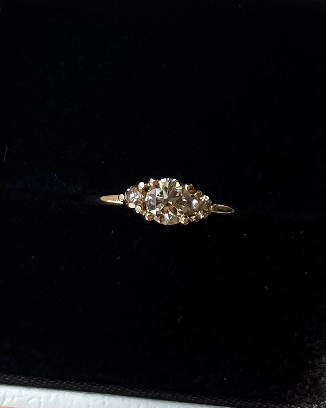 Forlovelses- og vielsesringe 💍

Ringe, der markerer begyndelsen &ndash; og dem, der f&oslash;lger jer videre.

Nogle af de smykker, jeg virkelig elsker at lave, og som jeg gl&aelig;der mig til at arbejde mere med igen i &aring;r.