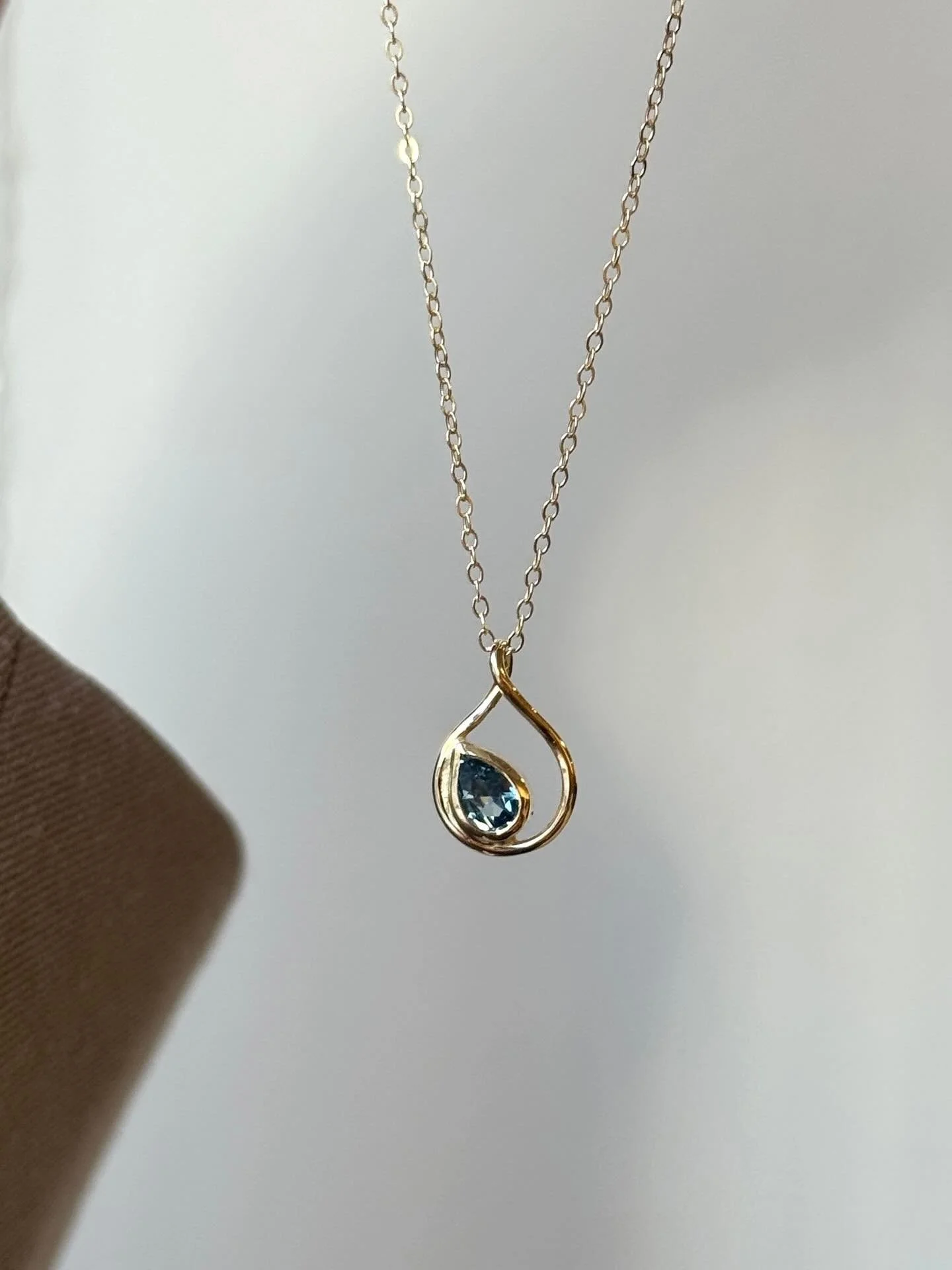 B&oslash;lgede vedh&aelig;ng med et fint, lille tvist &ndash; begge med en bl&aring; safir og julegaver 💎