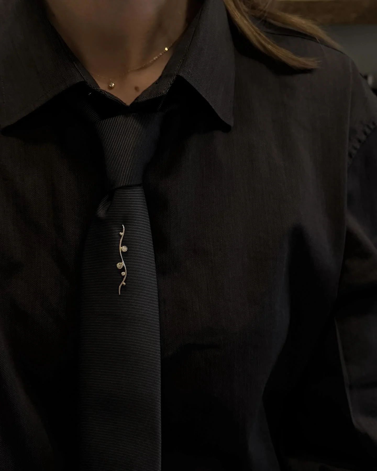 En broche &ndash; et nyt smykke for mig, b&aring;de at lave og at g&aring; med.

Jeg holder virkelig af den og af, hvordan den kan bruges p&aring; skjorter, blazere, slips og p&aring; tv&aelig;rs af garderoben.

M&aring;ske er det kun begyndelsen. Je