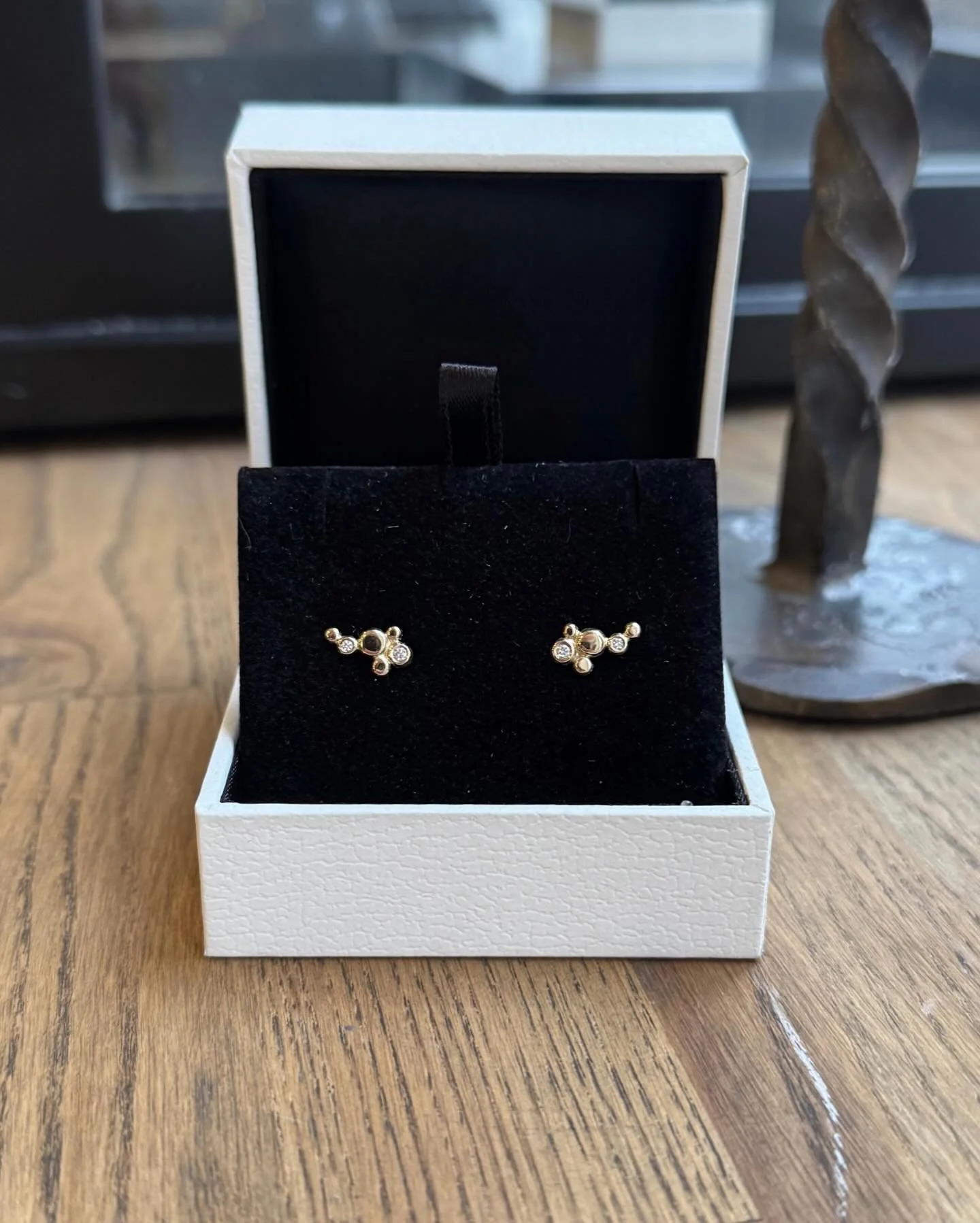 En specialbestilling fra v&aelig;rkstedet i sidste uge 💎 En fin udvidelse af de sm&aring; &oslash;restikker med dots.