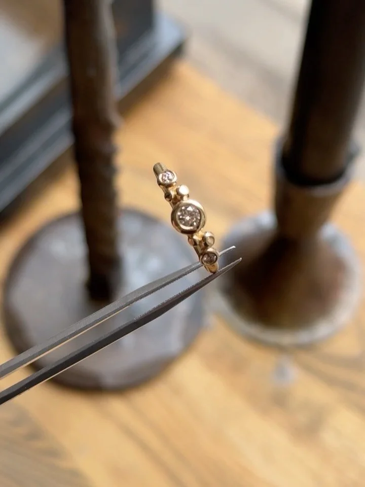 Guld og champagnefarvede diamanter 🤎⁠
⁠
Samme udgangspunkt som en af ringene fra butikken, men med et &oslash;nske om en lidt kraftigere ring og diamanter i et andet udtryk.