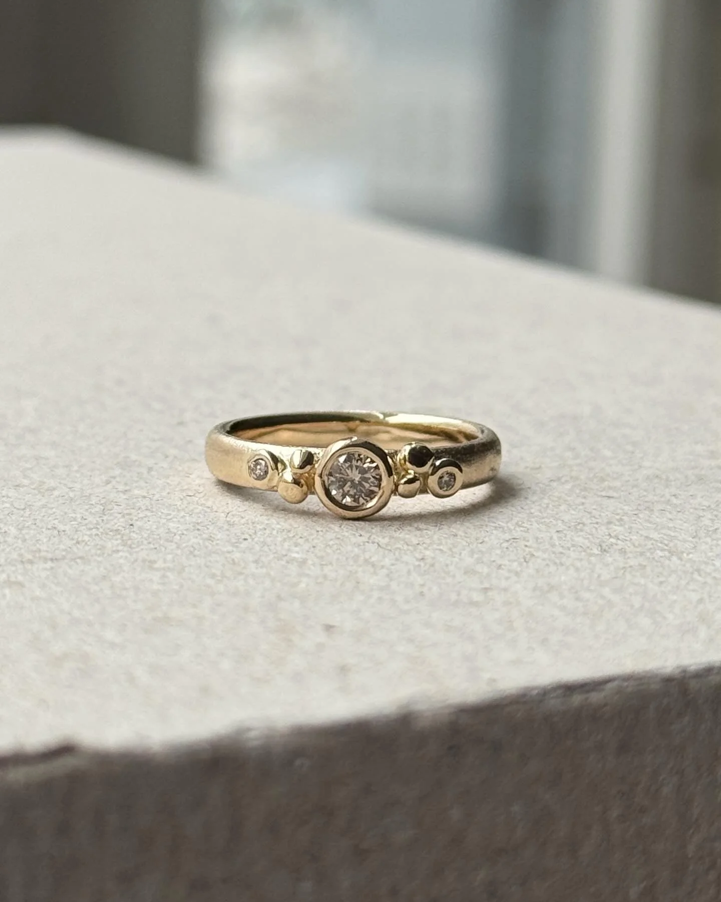 Gammelt guld omsmeltet og lavet til denne nye ring med champagne diamanter 💎