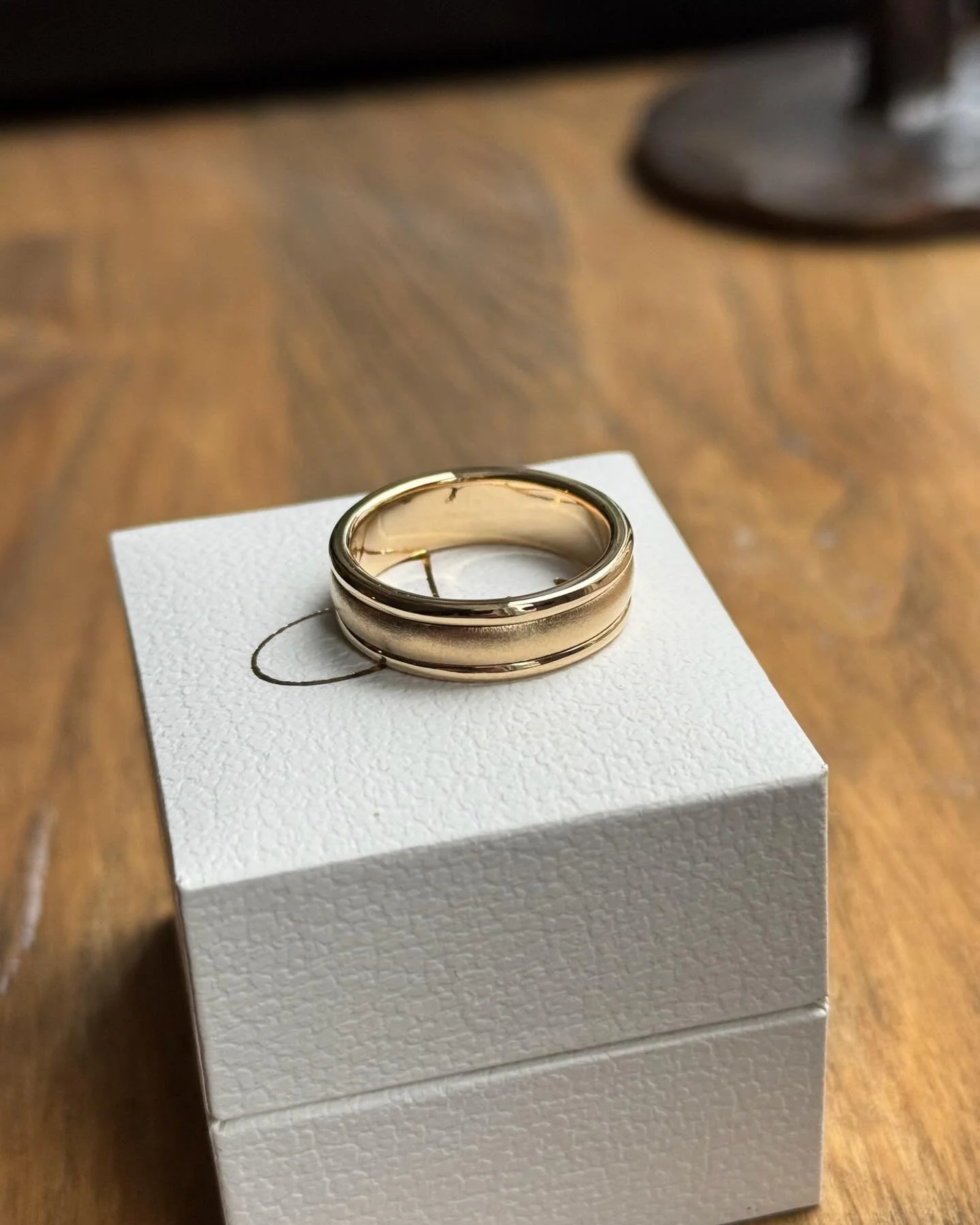 Den fineste specialopgave. Med en helt klar id&eacute; om ringens prim&aelig;re design og funktion (at den midterste ring skulle kunne rotere) legede vi med bredder og overflader. Og det her blev resultatet 🔨✨