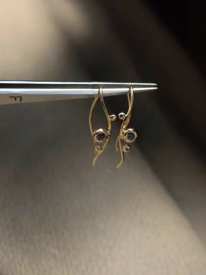 B&oslash;lgede &oslash;reb&oslash;jler i guld med bl&aring; safirer givet i gave 💙