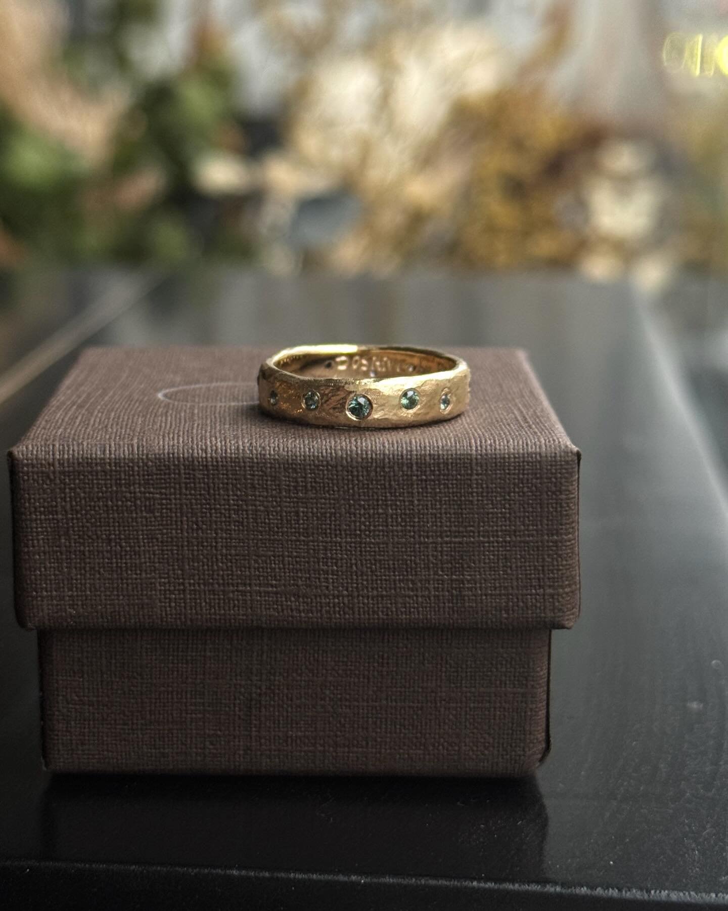 Jeg elsker, n&aring;r gamle smykker kan f&aring; nyt liv ✨

Som her, hvor to ringe blev smeltet sammen til &eacute;n ny ring, og hvor vi ogs&aring; tilf&oslash;jede gr&oslash;nne safirer hele vejen rundt.