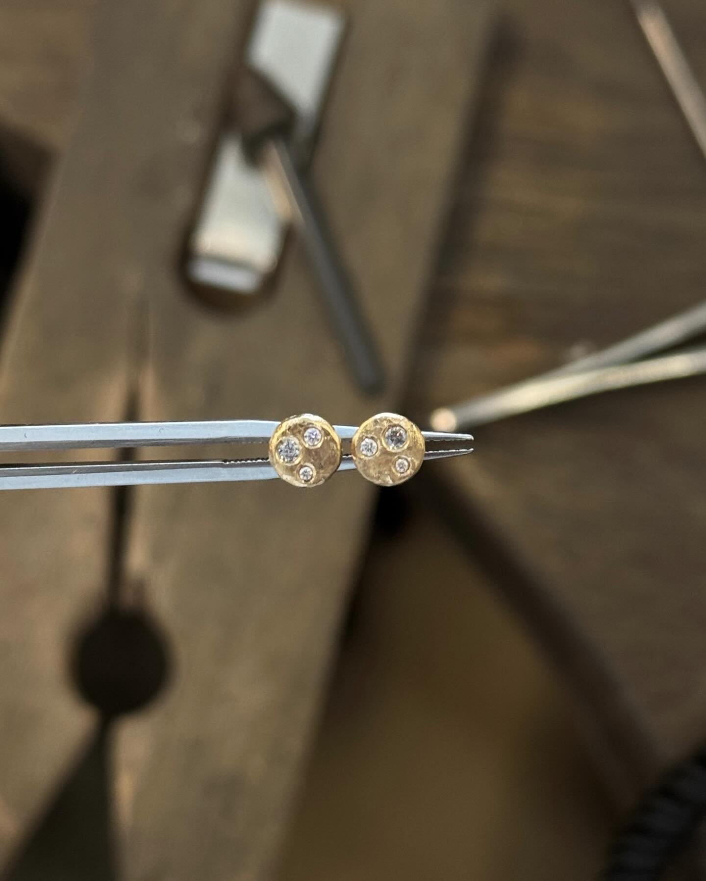 Jeg har ikke tidligere brugt gr&aring; diamanter s&aring; meget, men efter &oslash;nske satte vi &eacute;n gr&aring; i hver &oslash;restik her.⁠
S&aring; smukke og med en helt perfekt kontrast til de to hvide 🩶