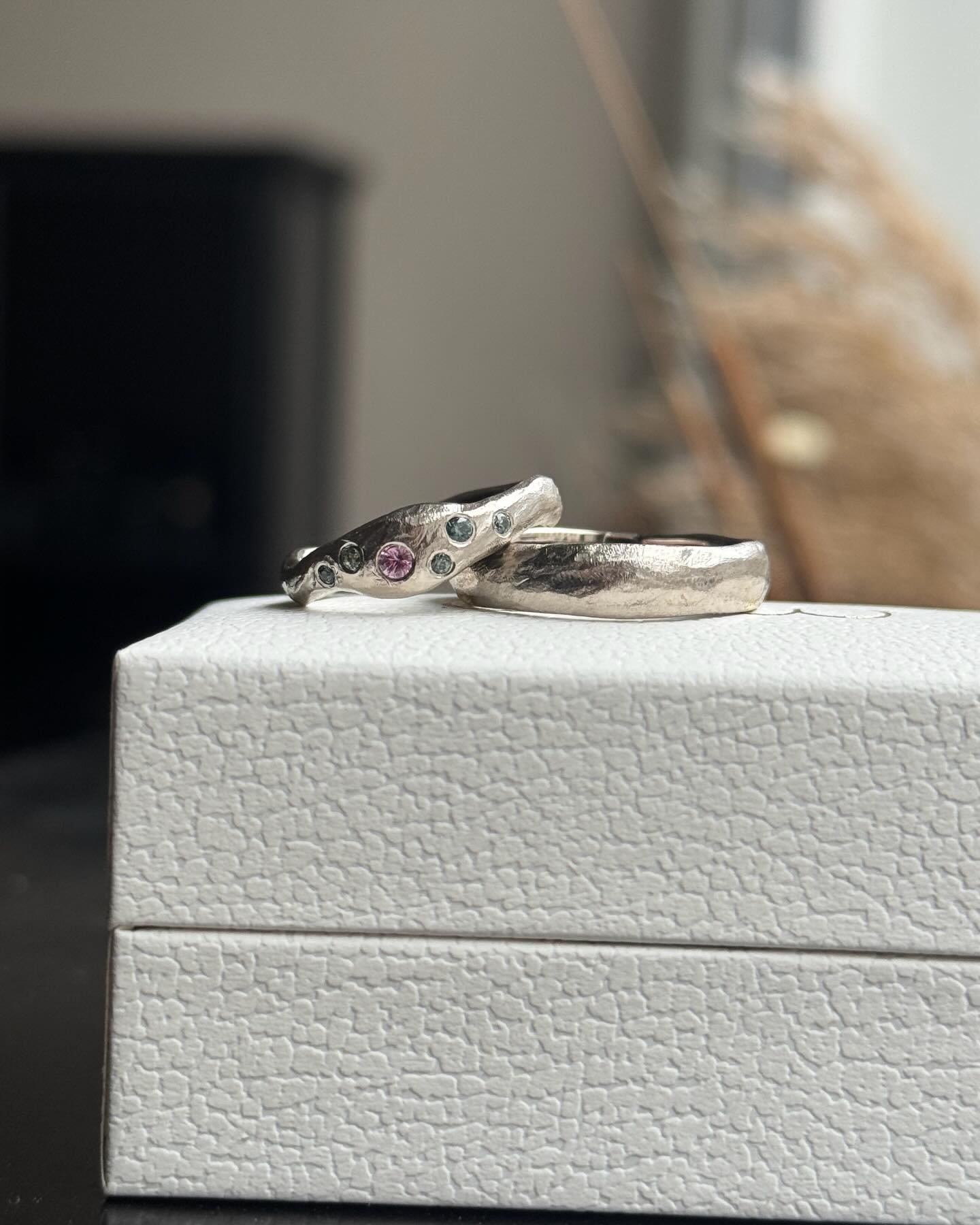 Der kommer s&aring; sm&aring;t flere vielsesringe p&aring; arbejdsbordet igen &ndash; det er altid s&aring; fantastisk at f&aring; lov til at lave ✨️⁠
⁠
S&aelig;ttet her blev lavet i hvidguld med en grov struktur og forskellige safirer i den ene.