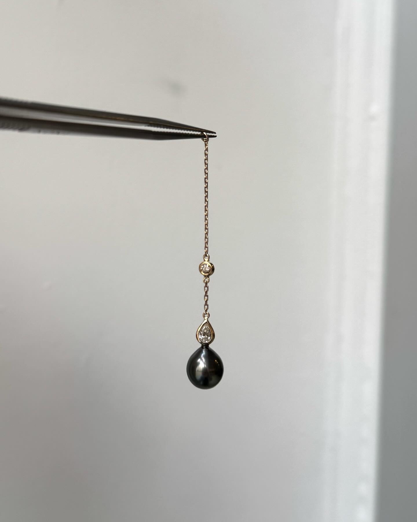 Tahitiperle tilf&oslash;jet til k&aelig;den - fineste vedh&aelig;ng som s&aelig;ttes p&aring; en &oslash;rering ✨