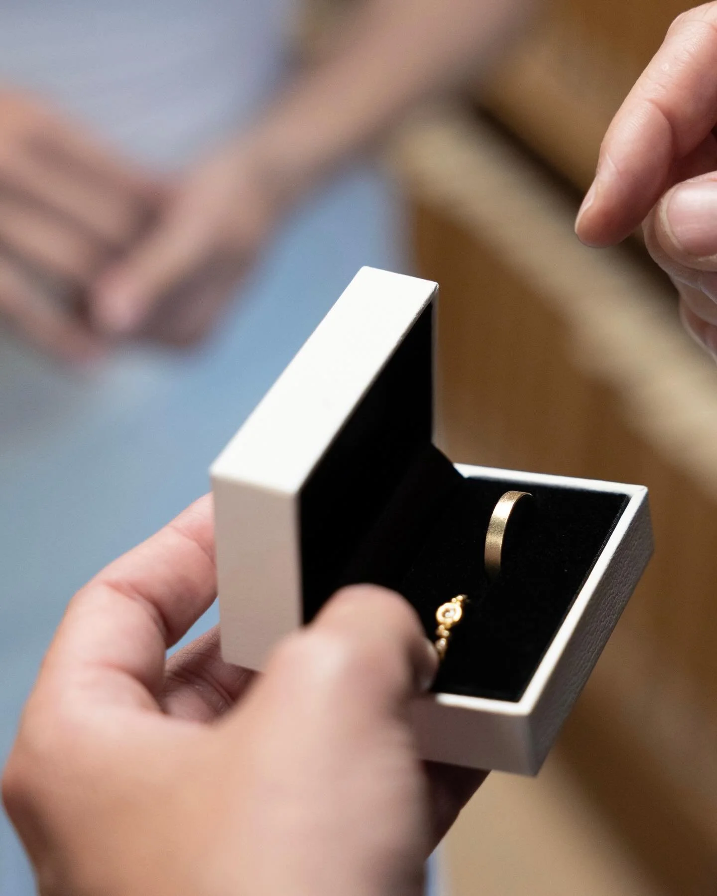 Det er den tid p&aring; &aring;ret, hvor der begynder at komme flere vielsesringe p&aring; arbejdsbordet, s&aring; hyggeligt 💍

Skal i giftes i &aring;r, er i altid velkomne til at kigge forbi til en snak om design og muligheder. Jeg hj&aelig;lper g