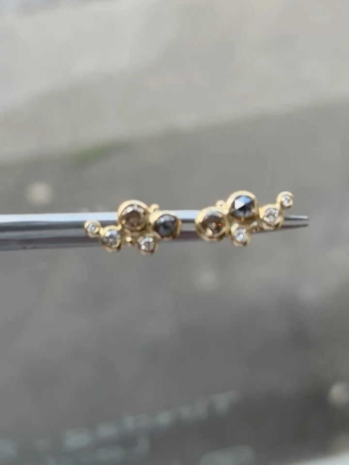 &Oslash;reringe, vi designede sammen, med en blanding af gr&aring;, brune og hvide diamanter 💎