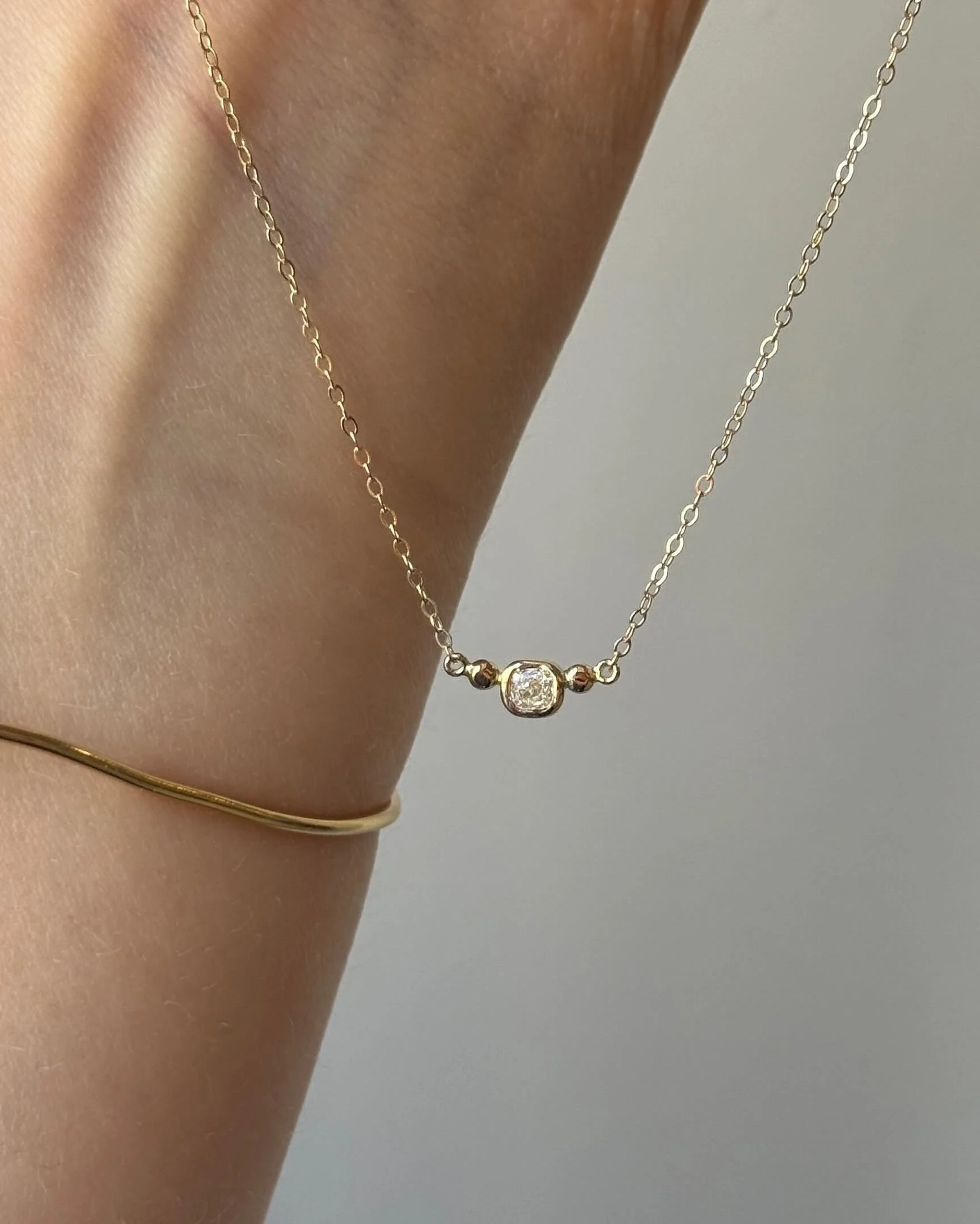 Et af de nyeste smykker jeg har lavet til butikken. En kort halsk&aelig;de med en let firkantet diamant i midten ✨