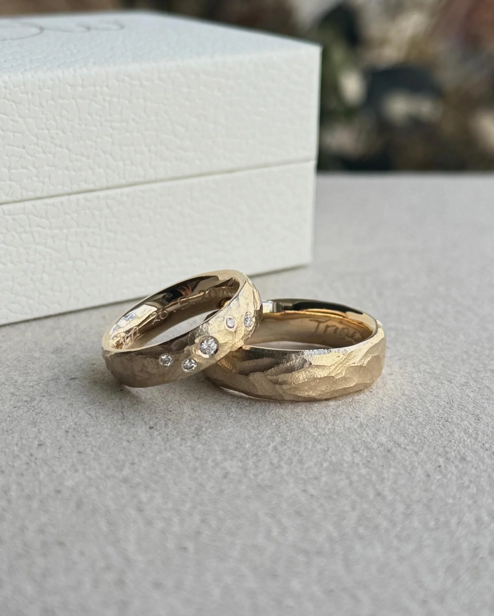 Et fint s&aelig;t vielsesringe, som nu ogs&aring; er taget i brug ✨

Brede ringe med en grov struktur og et lille drys diamanter i hendes 💎