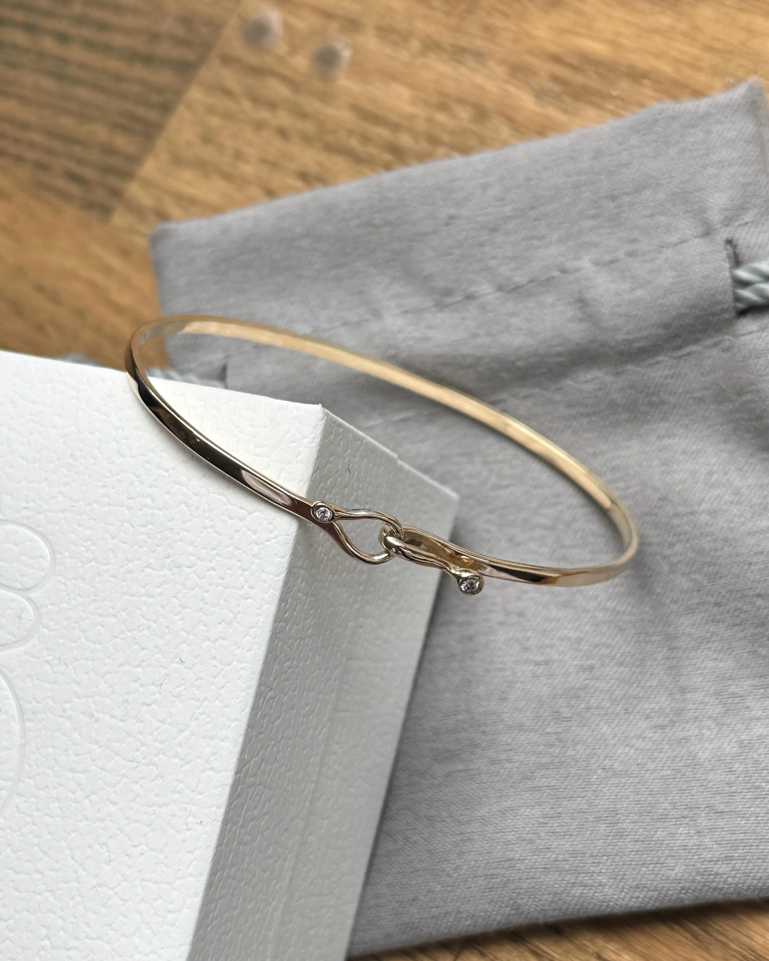 Armring af eget guld og med sm&aring; diamanter som en fin detalje 💎