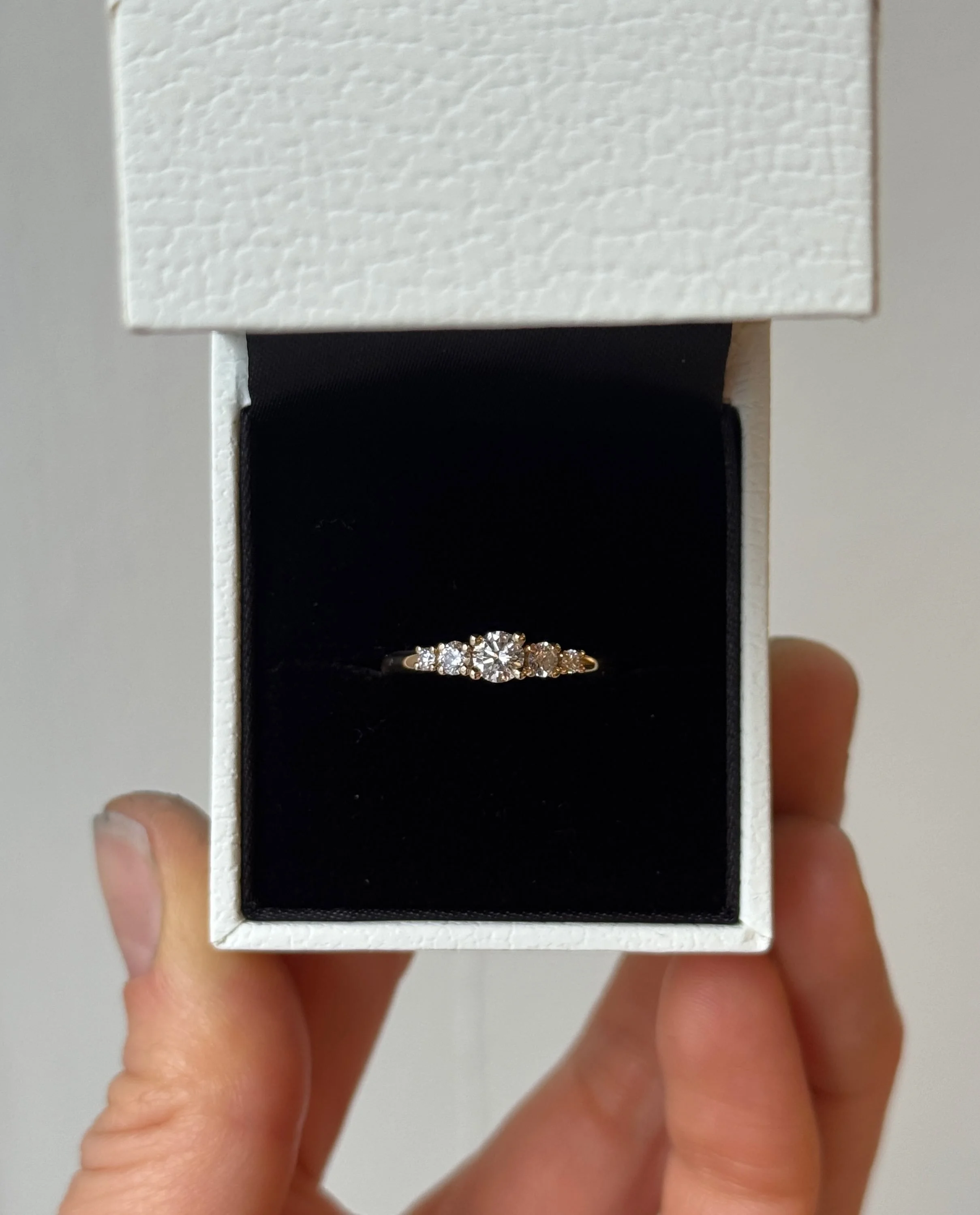 Hun sagde ja 🤍

S&aring; nu kan jeg ogs&aring; vise den frem. Den fineste forlovelsesring med diamanter, designet sammen med ham ✨