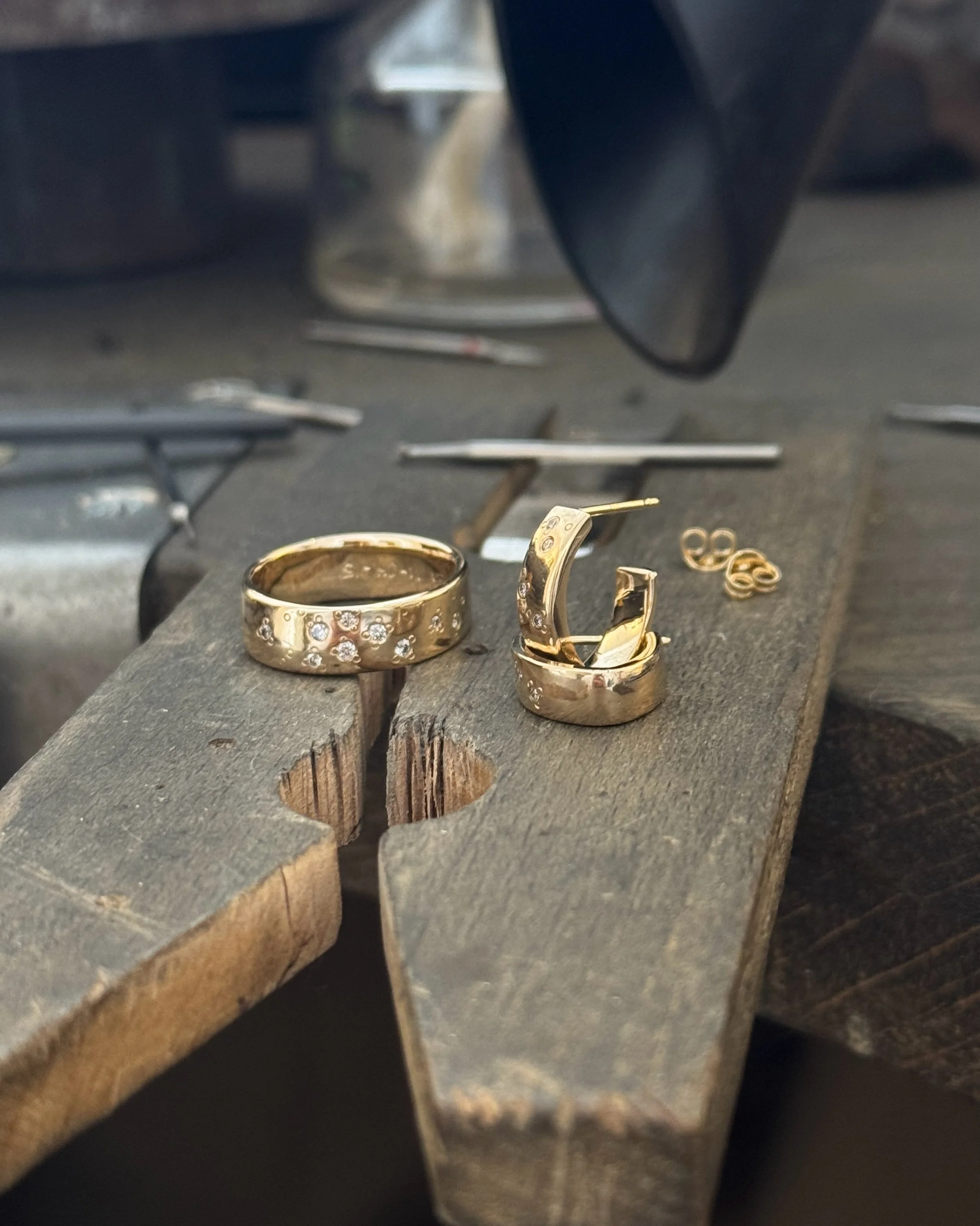 Forandring af hendes vielsesring 🔨

Vi ville gerne bevare s&aring; meget som muligt af den oprindelige ring, s&aring; i stedet for at smelte den om valgte vi at dele den op.

Resultatet blev en lidt smallere vielsesring og et s&aelig;t kreoler lavet