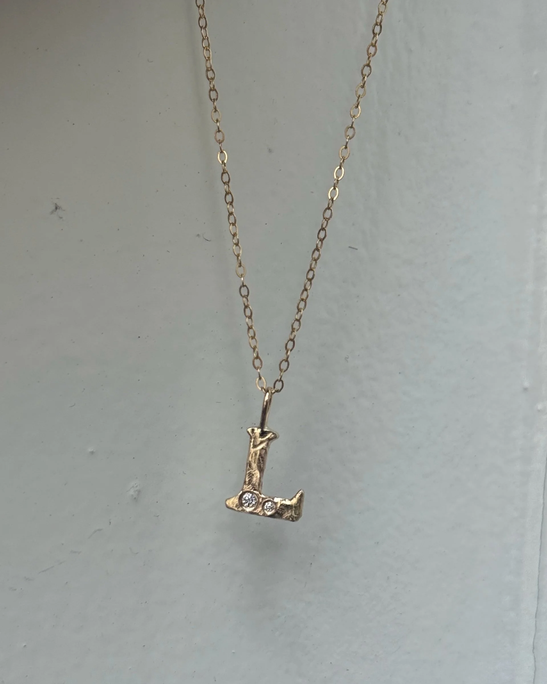 Den fineste form for d&aring;bsgave 🤍

Et lille L og et tidl&oslash;st smykke, som ligger klar og venter p&aring; at blive taget i brug en dag ✨