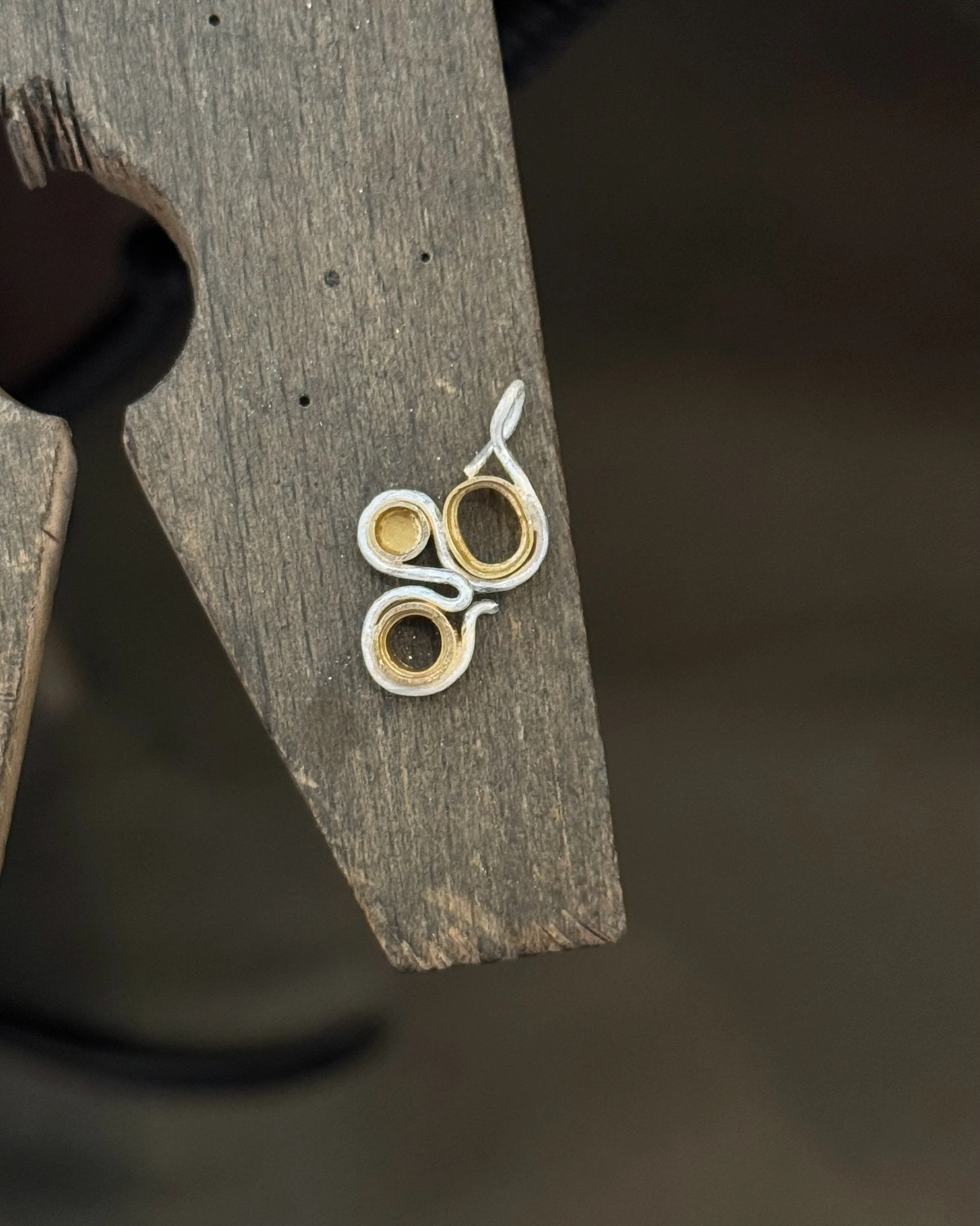 B&aring;de metal og sten fra en gammel ring, nu med nyt liv 🔨💎