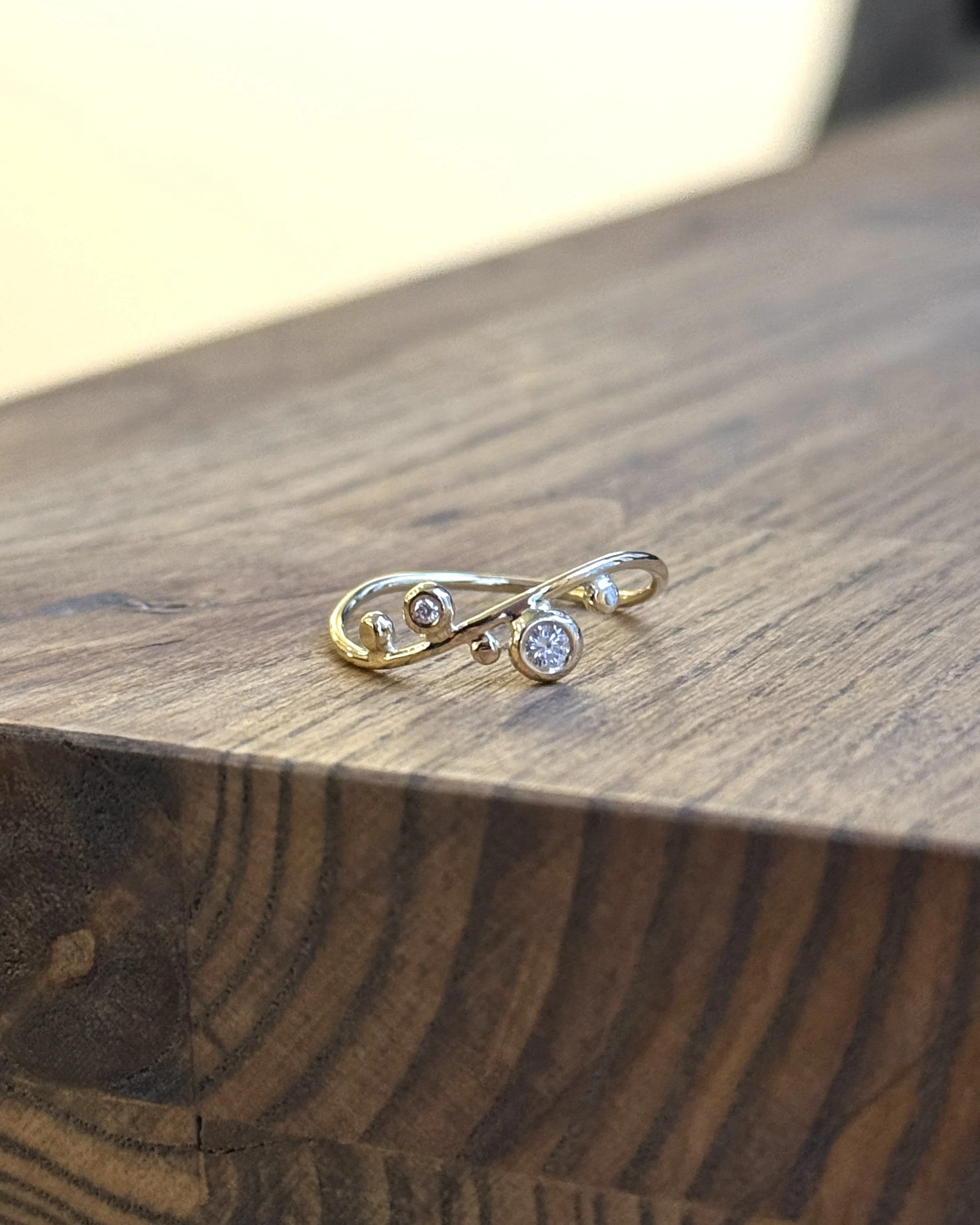 Tynd wavering med dots og to diamanter