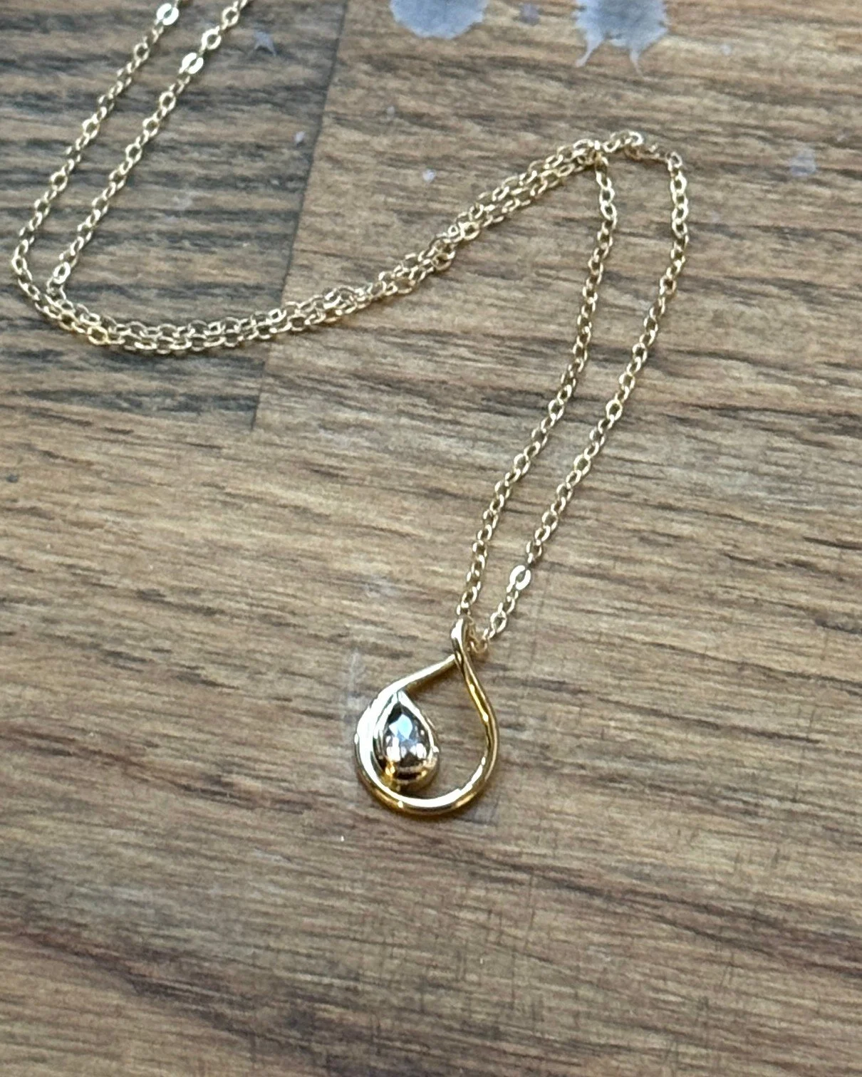 Bølget vedhæng med dråbeformet diamant