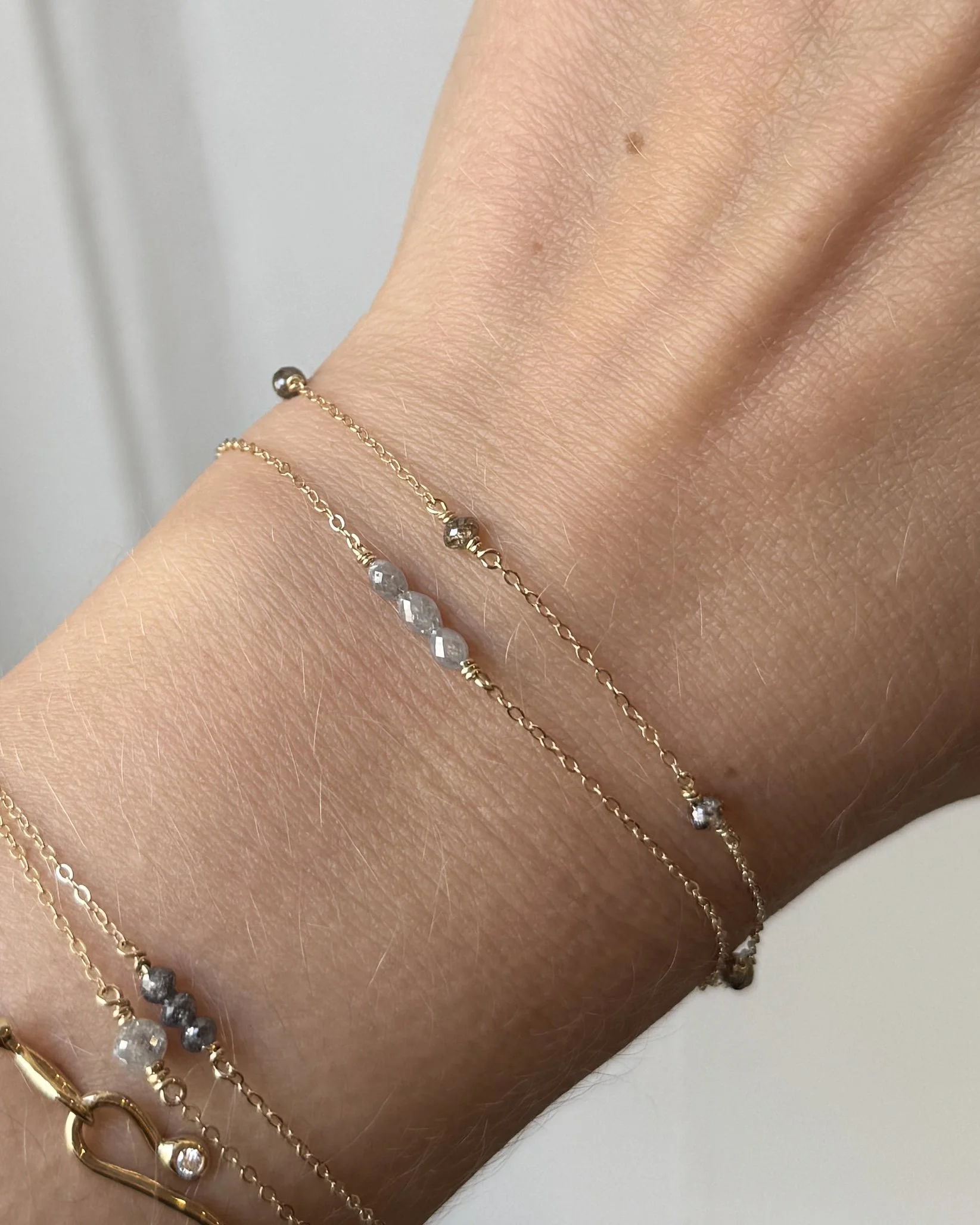 18k guld armbånd med facetterede brune diamanter