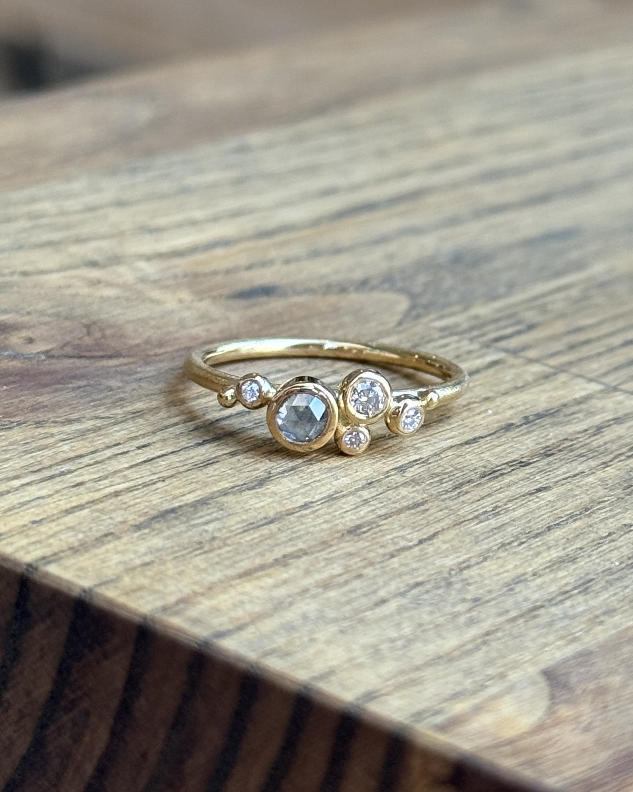 Guldring med diamanter i tre forskellige nuancer