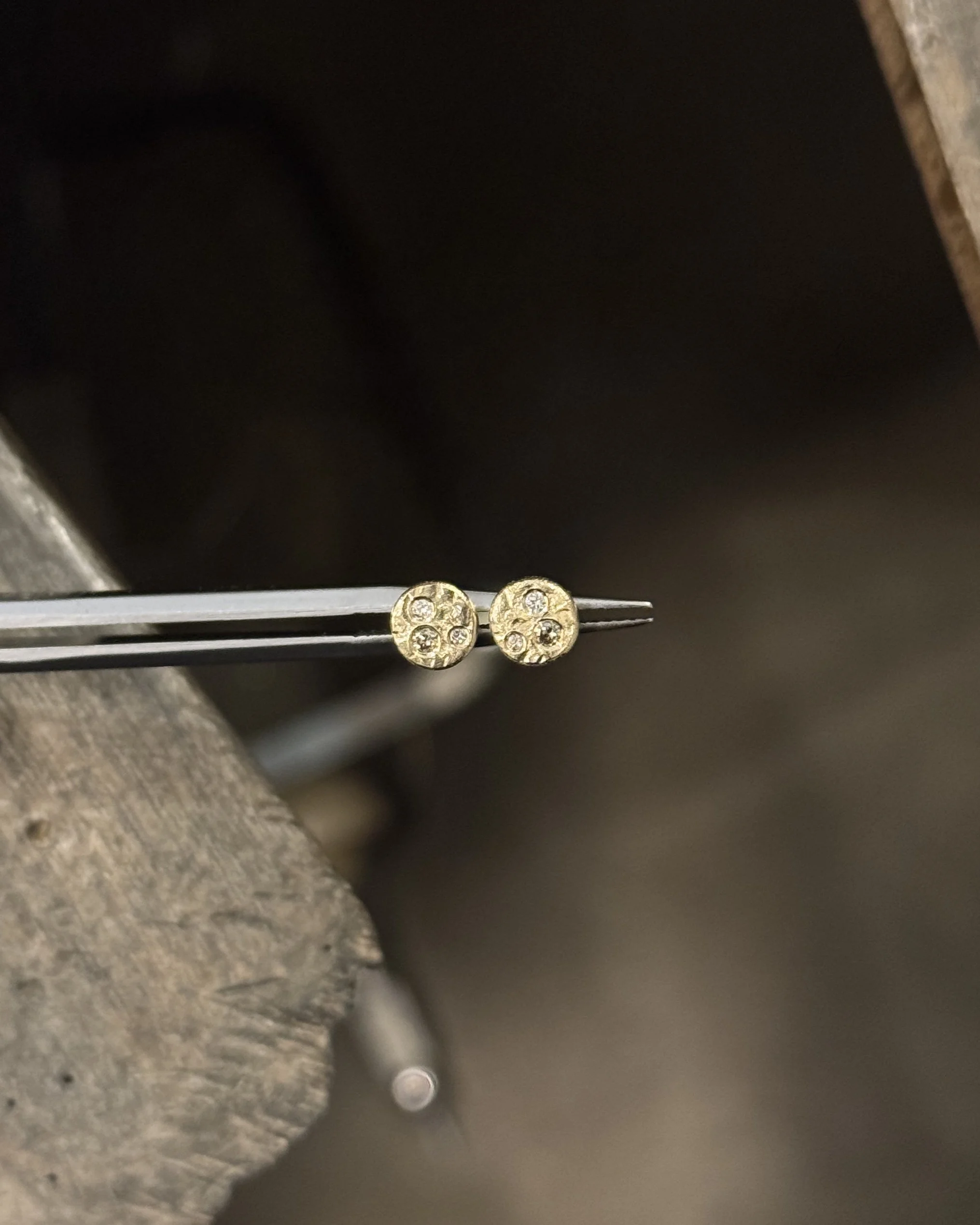 Runde ørestikker med struktur og diamanter