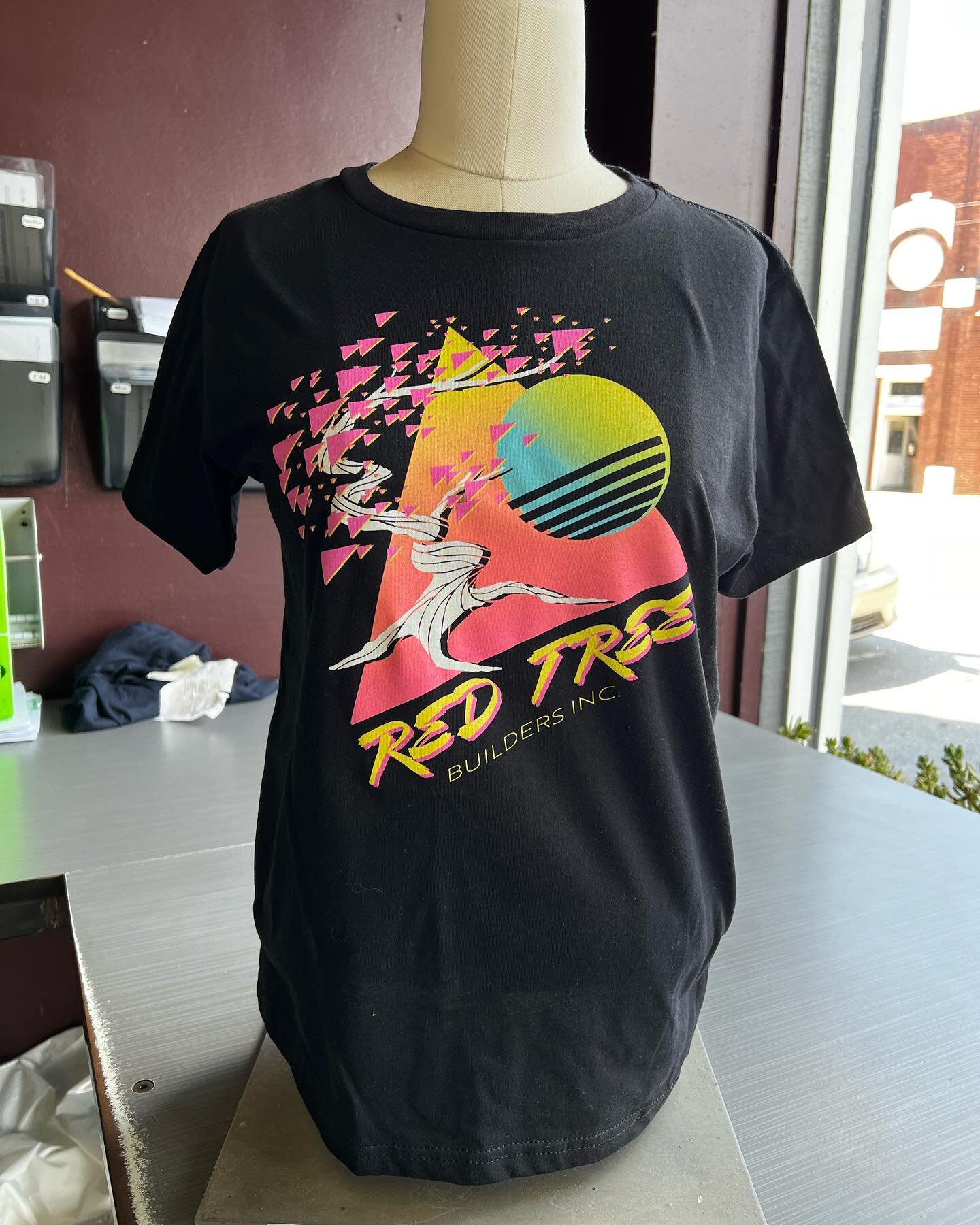 Thanks to Red Tree Builders for coming in and letting us design and print their rad new 80s inspired/ retro shirt! Feeling the vibes with this one.
.
.
.
 #screenprinting #screenprint #tshirt #embroidery #sablonkaos #clothing #art #design #sablon #ts