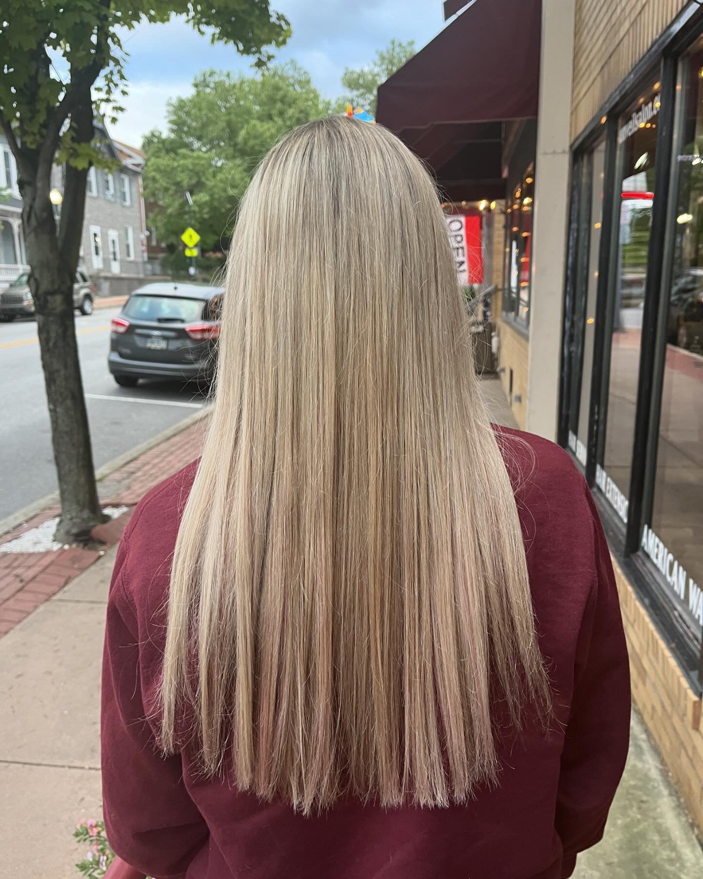 Beautiful blonde with pops of pink&hellip; so pretty! 🌸 Hair by Janell 💞