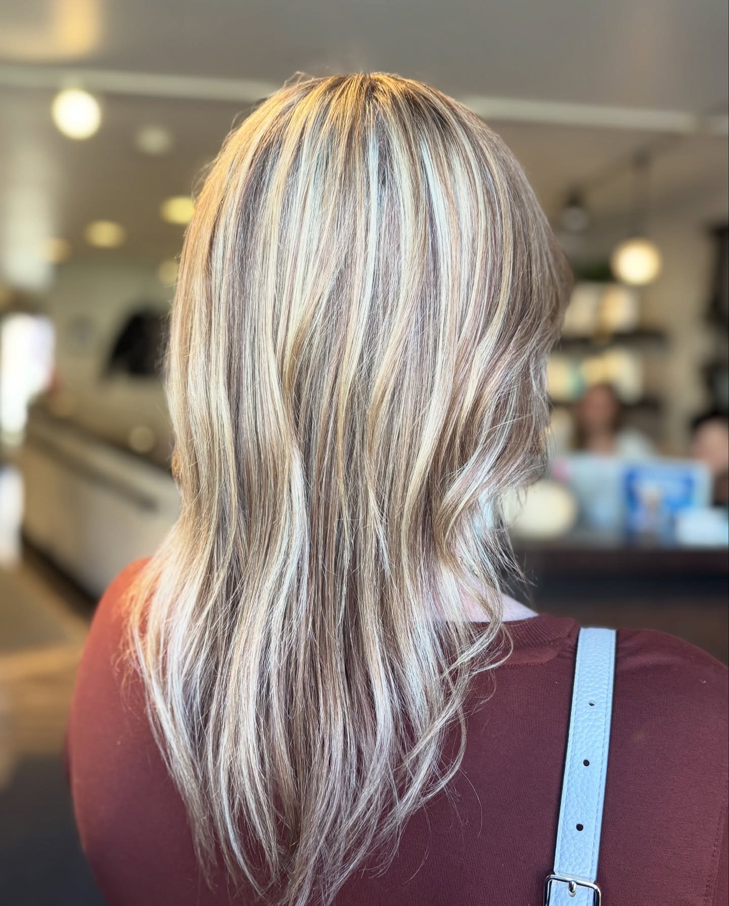 Wow! 🤩 Bella transformed her guest from box color to blonde bombshell with this gorgeous hair color, it's absolutely stunning! 💞