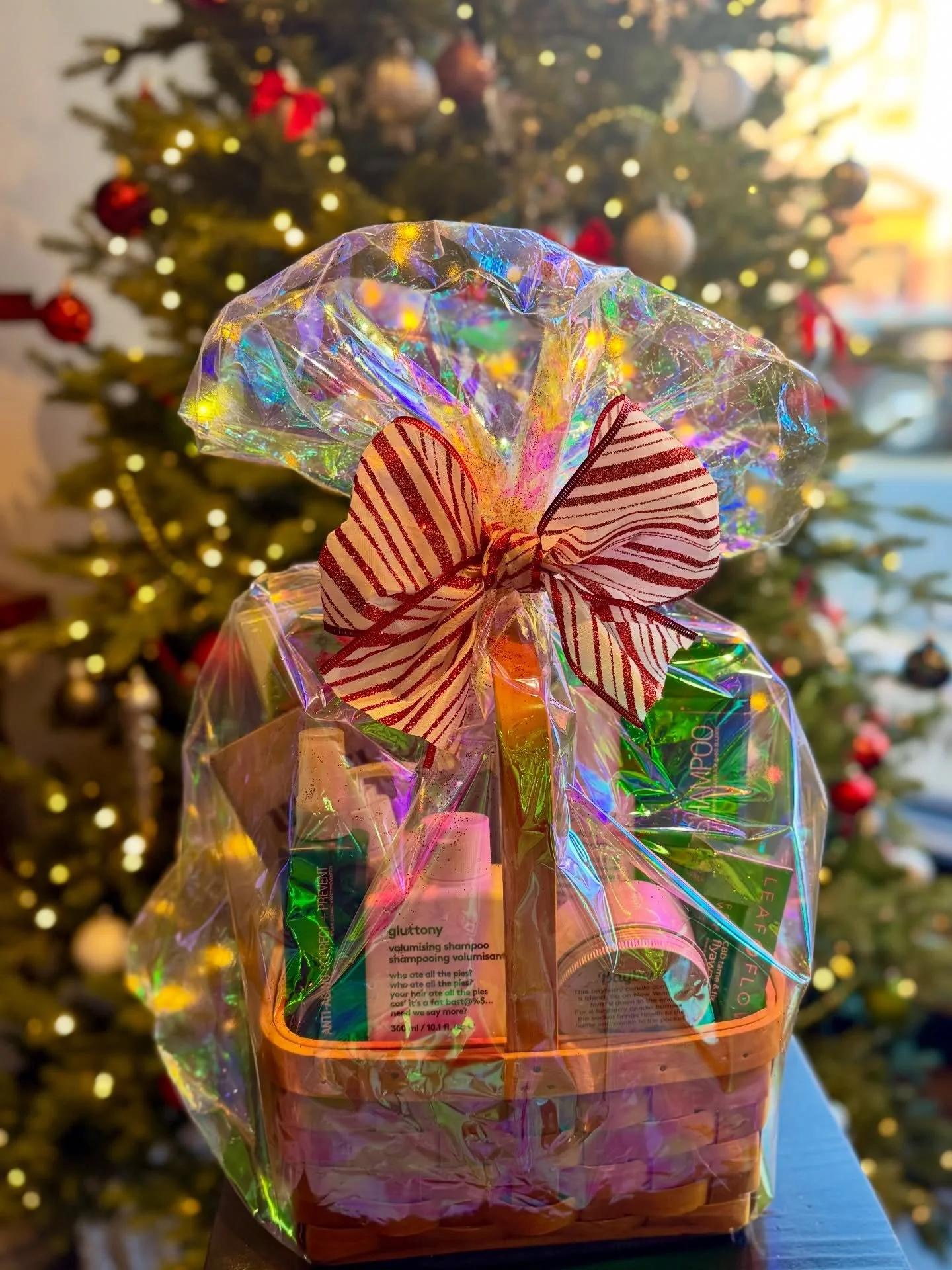 Don't miss out! Schedule your appointments between January and March for a chance to win a fabulous gift basket worth $500 or a year's worth of complimentary haircuts! Two lucky winners will be announced on April 1st 🥳