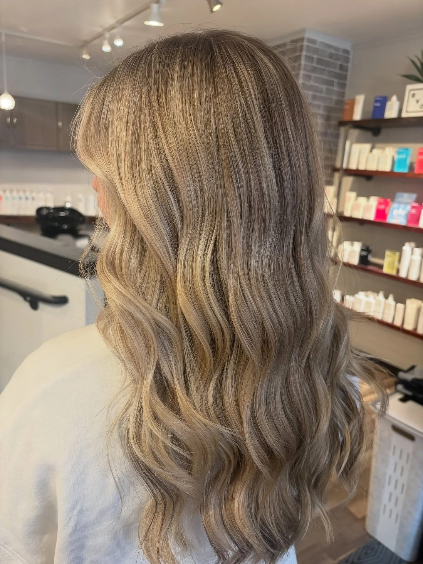 Jess H gave her guest this gorgeous dimensional blonde! 🤩Adding lowlights with highlights she was able to create this stunning color!